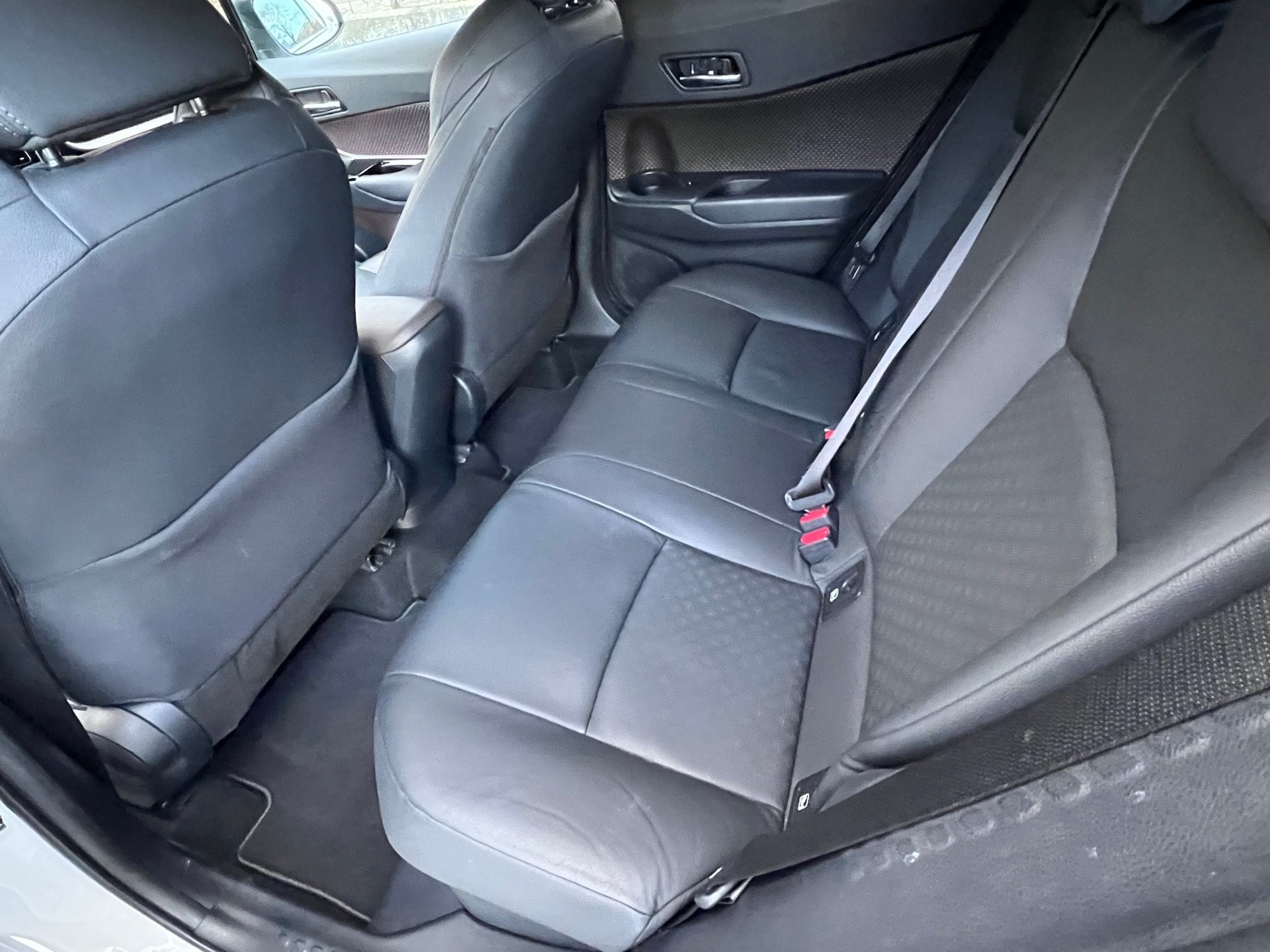TOYOTA C-HR 1.8 HSD Premium CVT-image-10