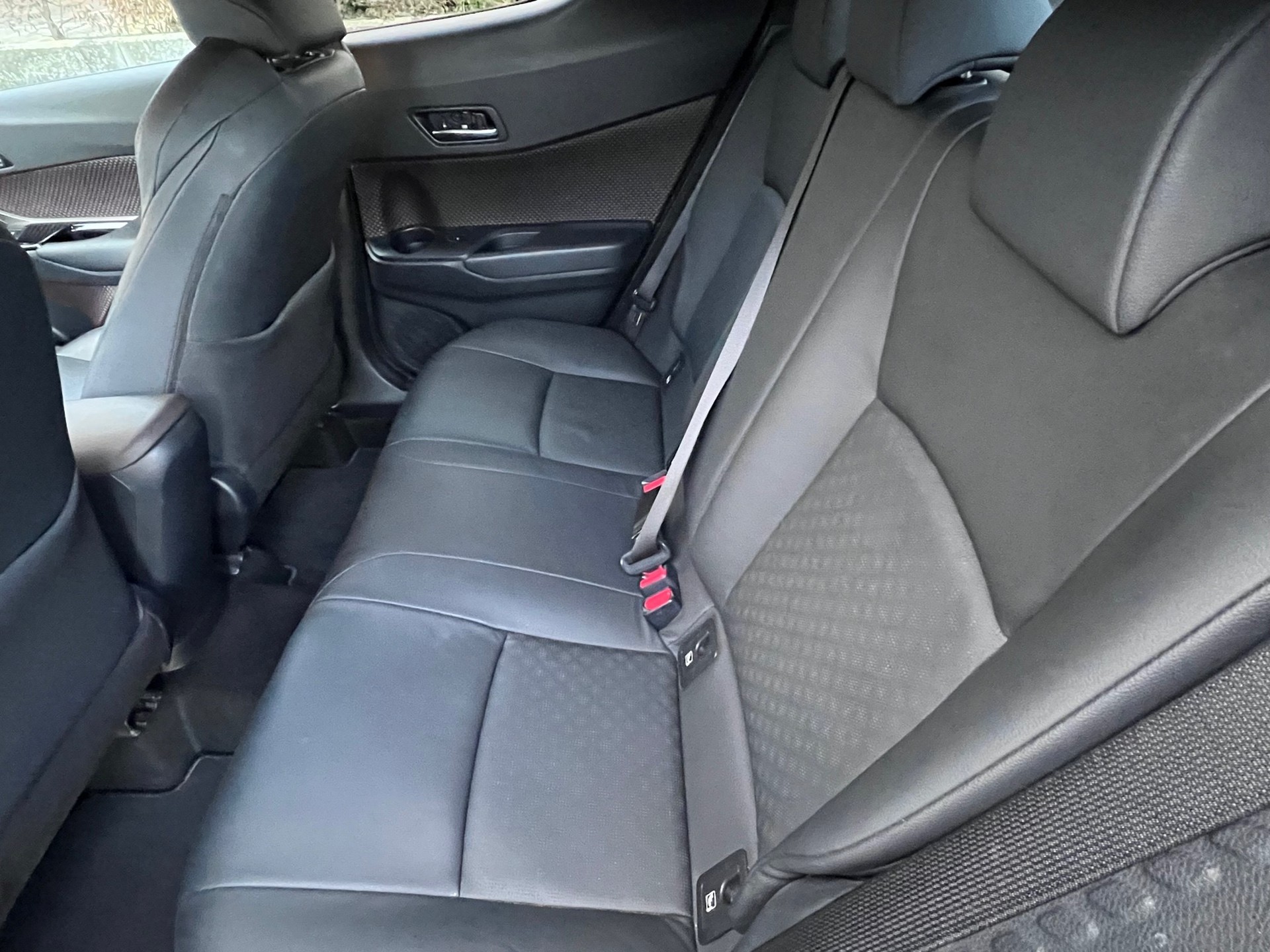 TOYOTA C-HR 1.8 HSD Premium CVT-image-11