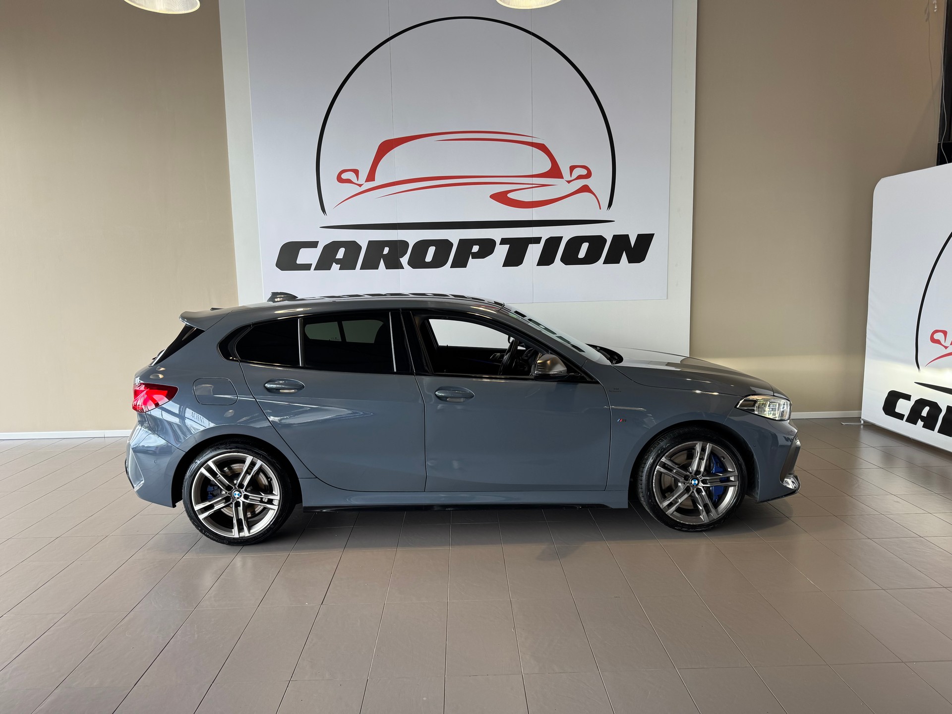 BMW M135i xDrive Steptronic-showroom-element-2