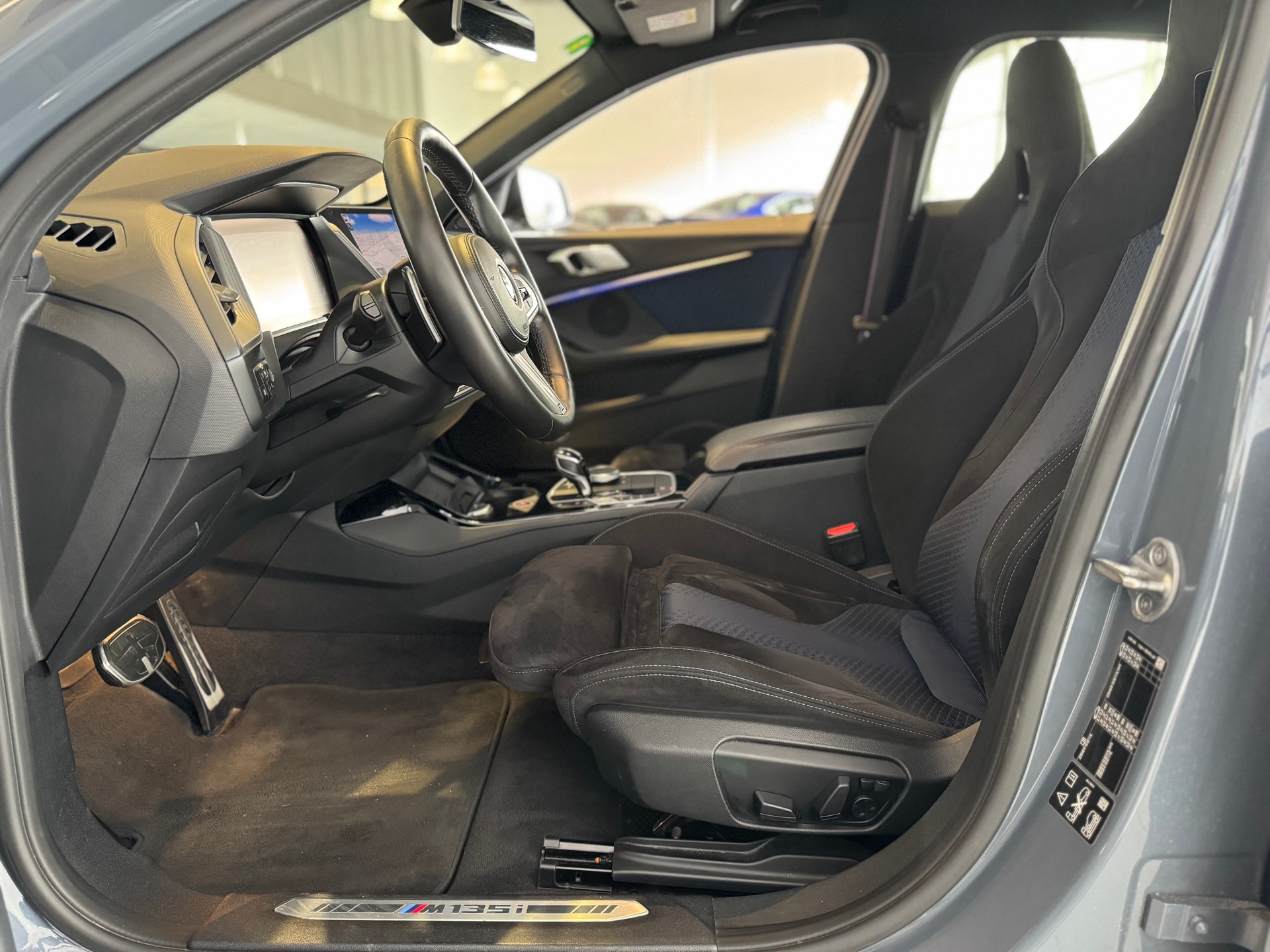BMW M135i xDrive Steptronic-image-16
