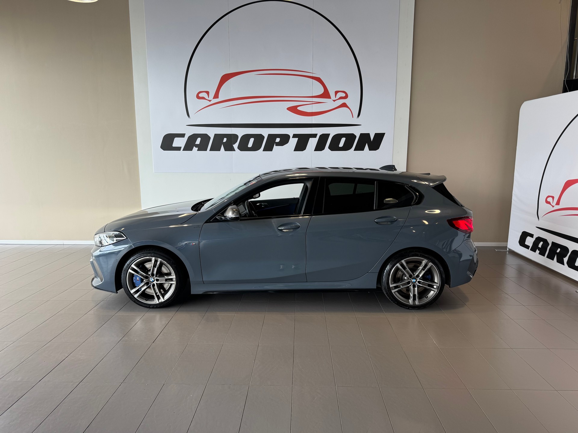 BMW M135i xDrive Steptronic-showroom-element-1
