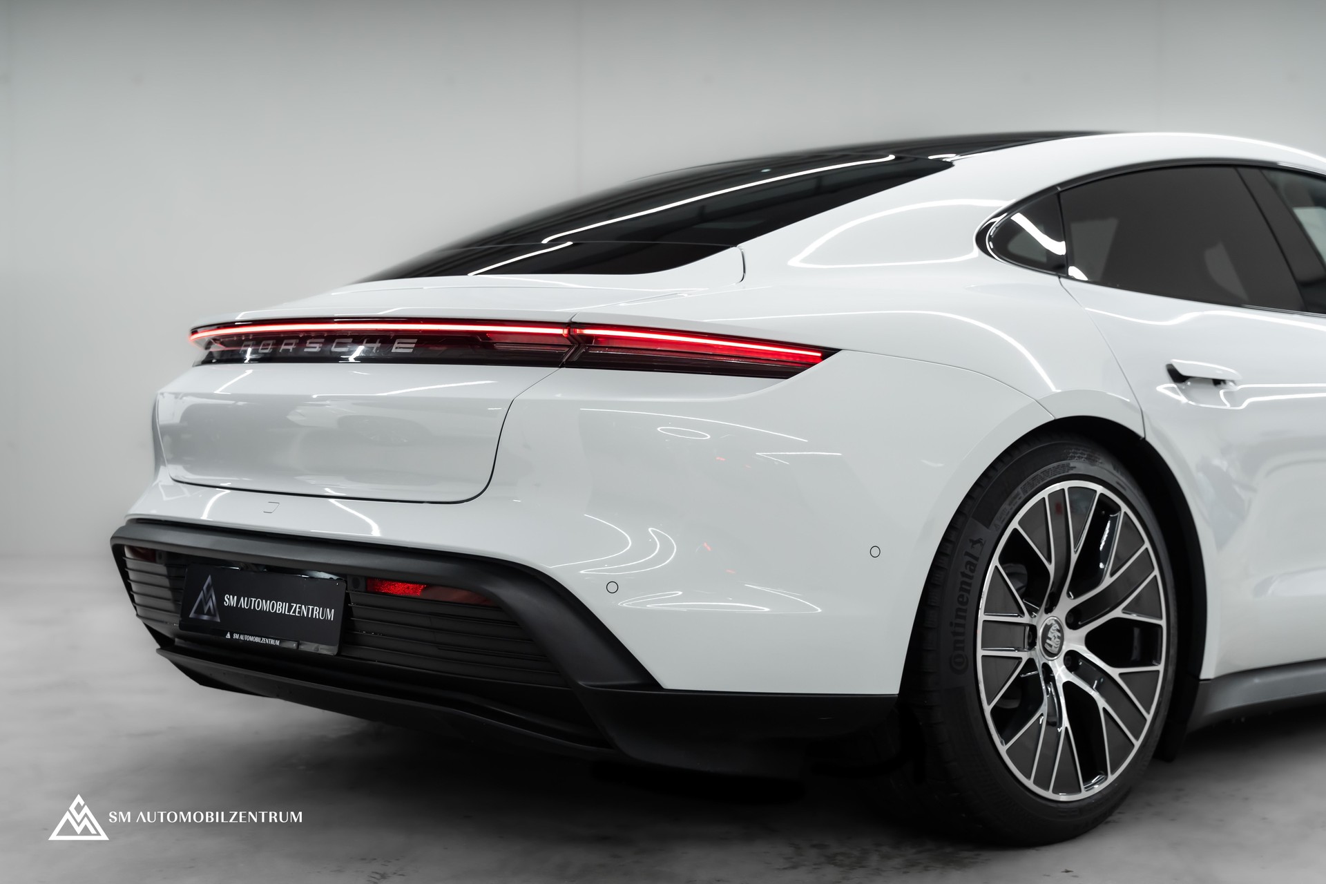 PORSCHE Taycan 4S Performance Batterie / Panorama / 360° / Hinterachslenkung / Bose-image-8