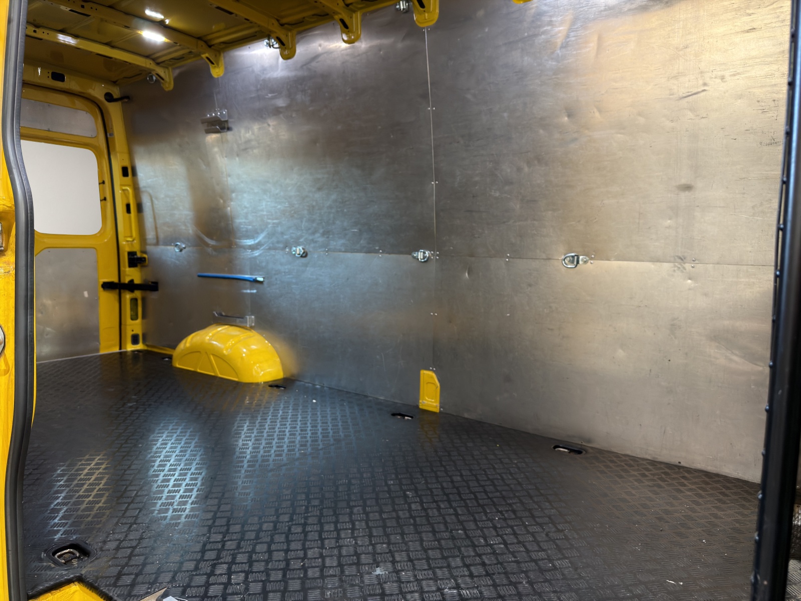 VW VW Crafter 35 2.0 TDI L4 4Motion-image-8