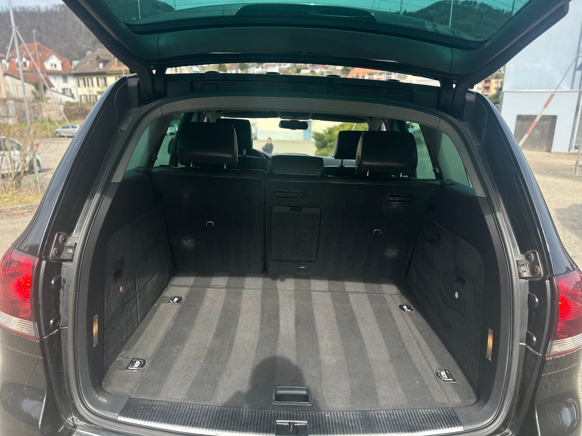 VW Touareg 4.2 V8 FSI Automatic-image-10