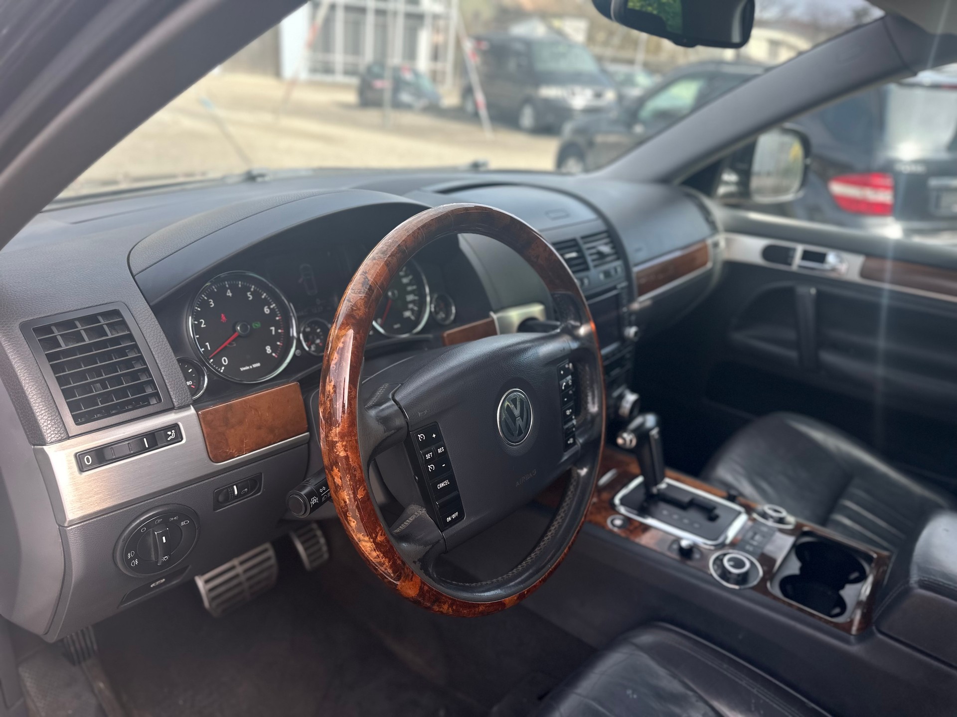 VW Touareg 4.2 V8 FSI Automatic-image-8