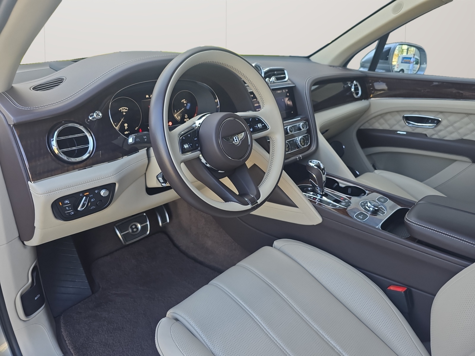 BENTLEY Bentayga V8 First Edition-showroom-element-3