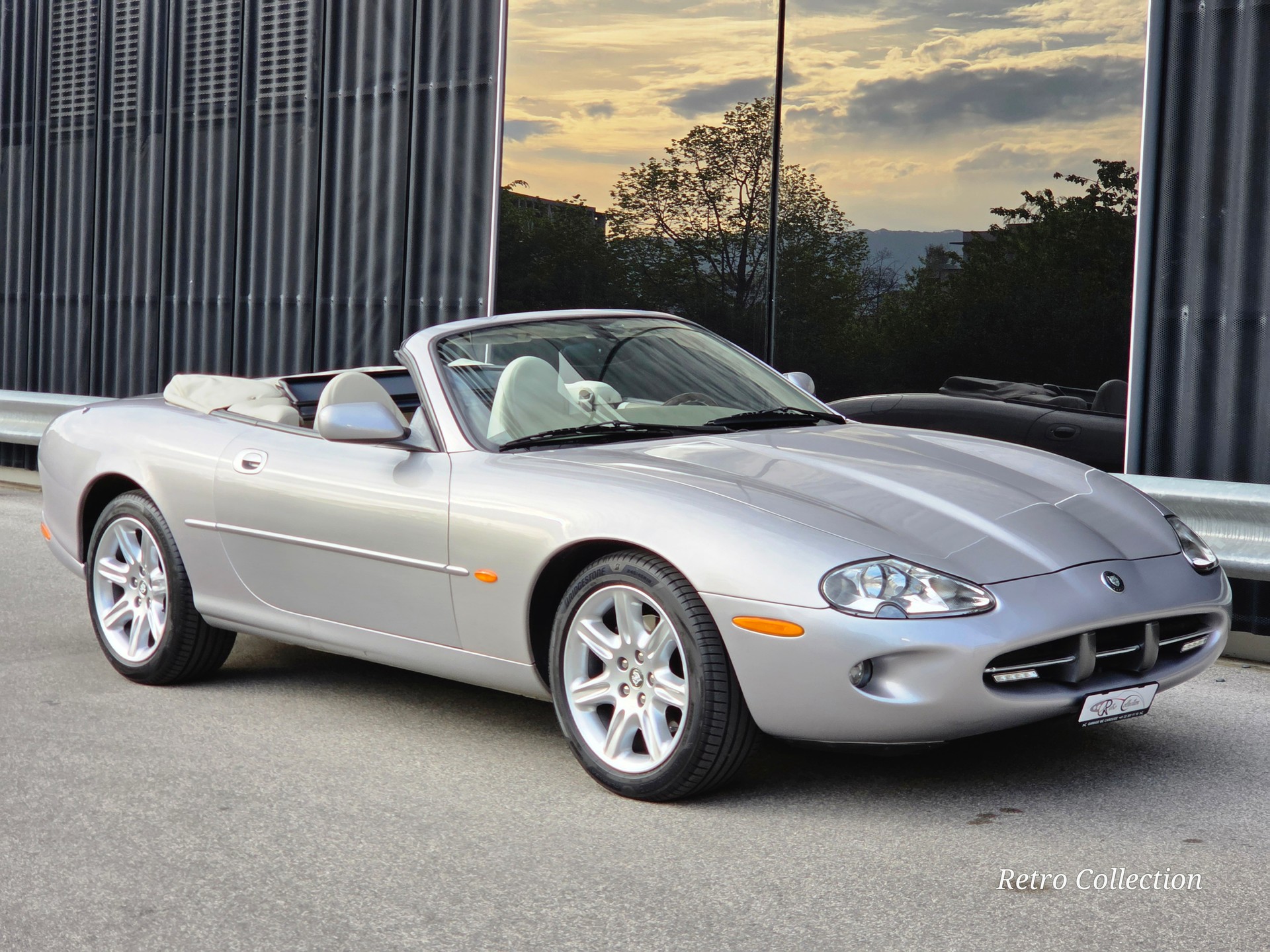 JAGUAR XK8 Convertible - superbe - 1ère main - voiture CH - carnet de services - pneus neufs - 2x jeu de roues complètes 17'' et 18''.-image-3