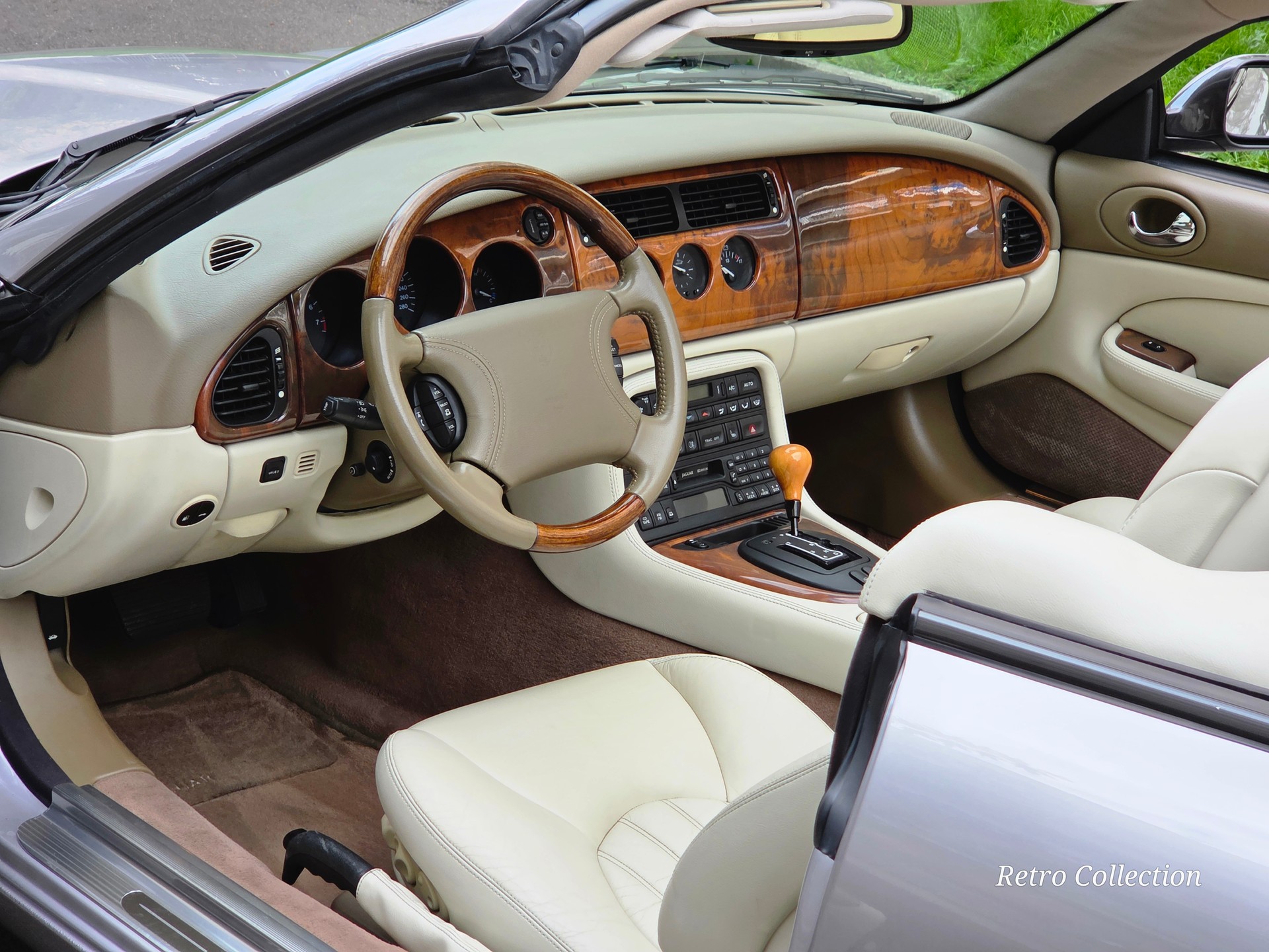 JAGUAR XK8 Convertible - superbe - 1ère main - voiture CH - carnet de services - pneus neufs - 2x jeu de roues complètes 17'' et 18''.-image-7