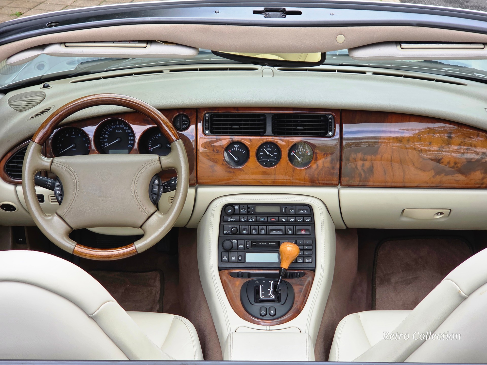 JAGUAR XK8 Convertible - superbe - 1ère main - voiture CH - carnet de services - pneus neufs - 2x jeu de roues complètes 17'' et 18''.-image-10