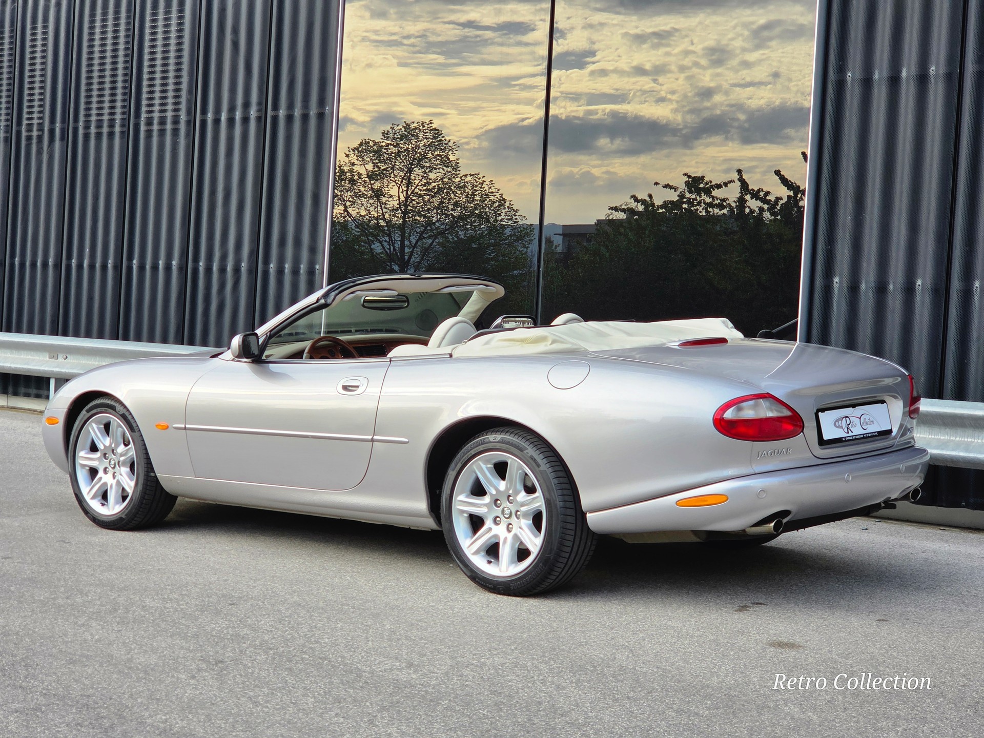 JAGUAR XK8 Convertible - superbe - 1ère main - voiture CH - carnet de services - pneus neufs - 2x jeu de roues complètes 17'' et 18''.-image-4