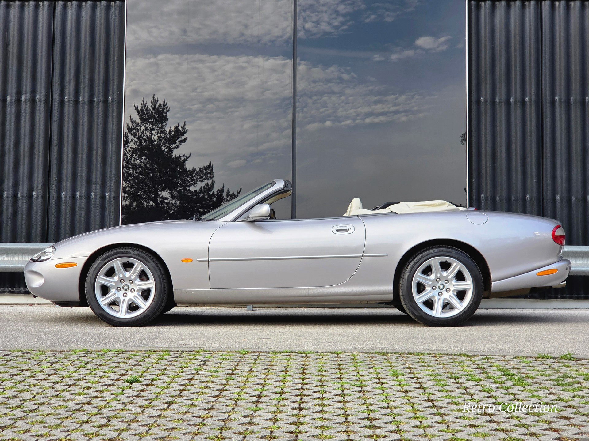 JAGUAR XK8 Convertible - superbe - 1ère main - voiture CH - carnet de services - pneus neufs - 2x jeu de roues complètes 17'' et 18''.-image-2