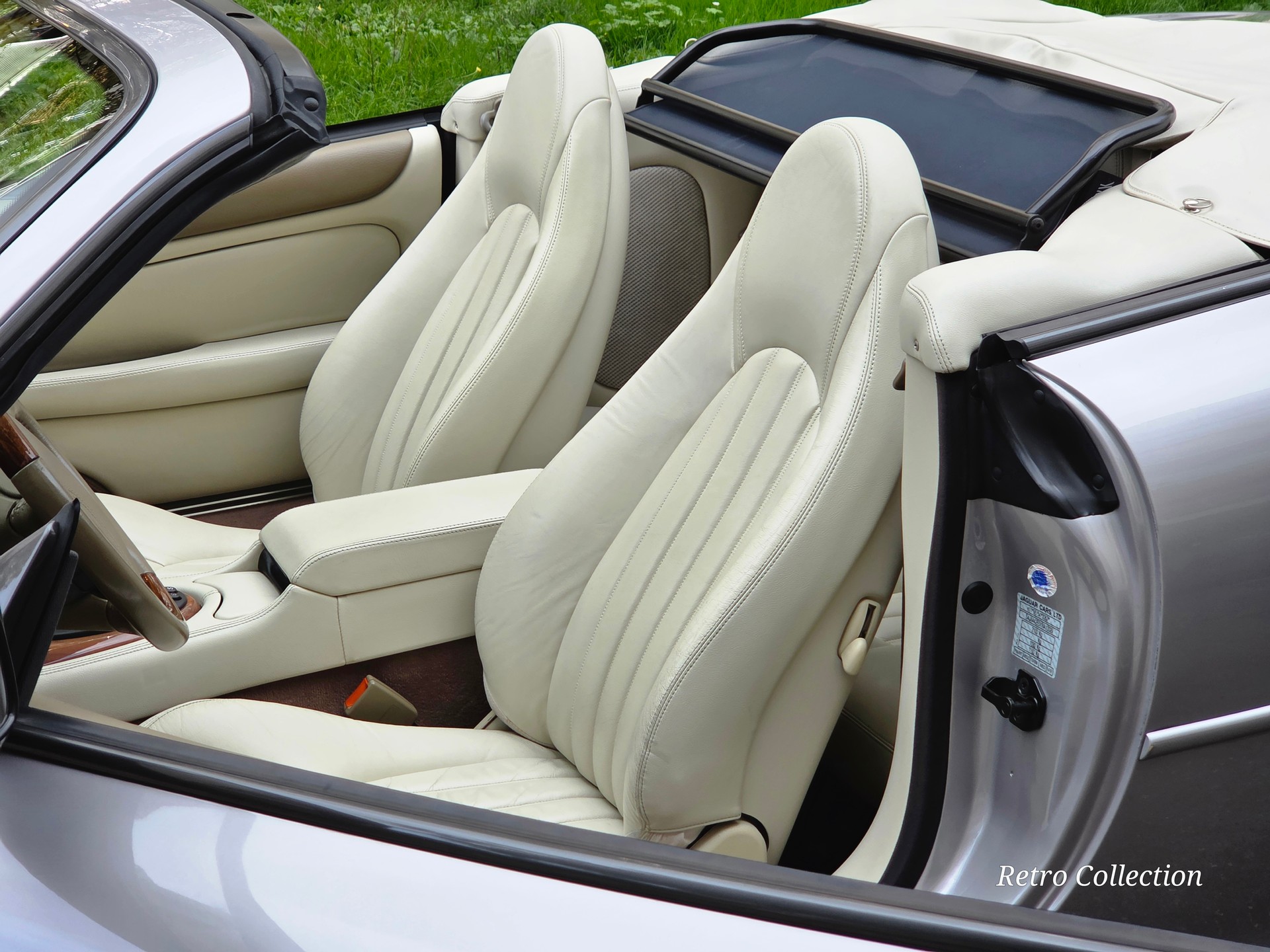 JAGUAR XK8 Convertible - superbe - 1ère main - voiture CH - carnet de services - pneus neufs - 2x jeu de roues complètes 17'' et 18''.-image-8