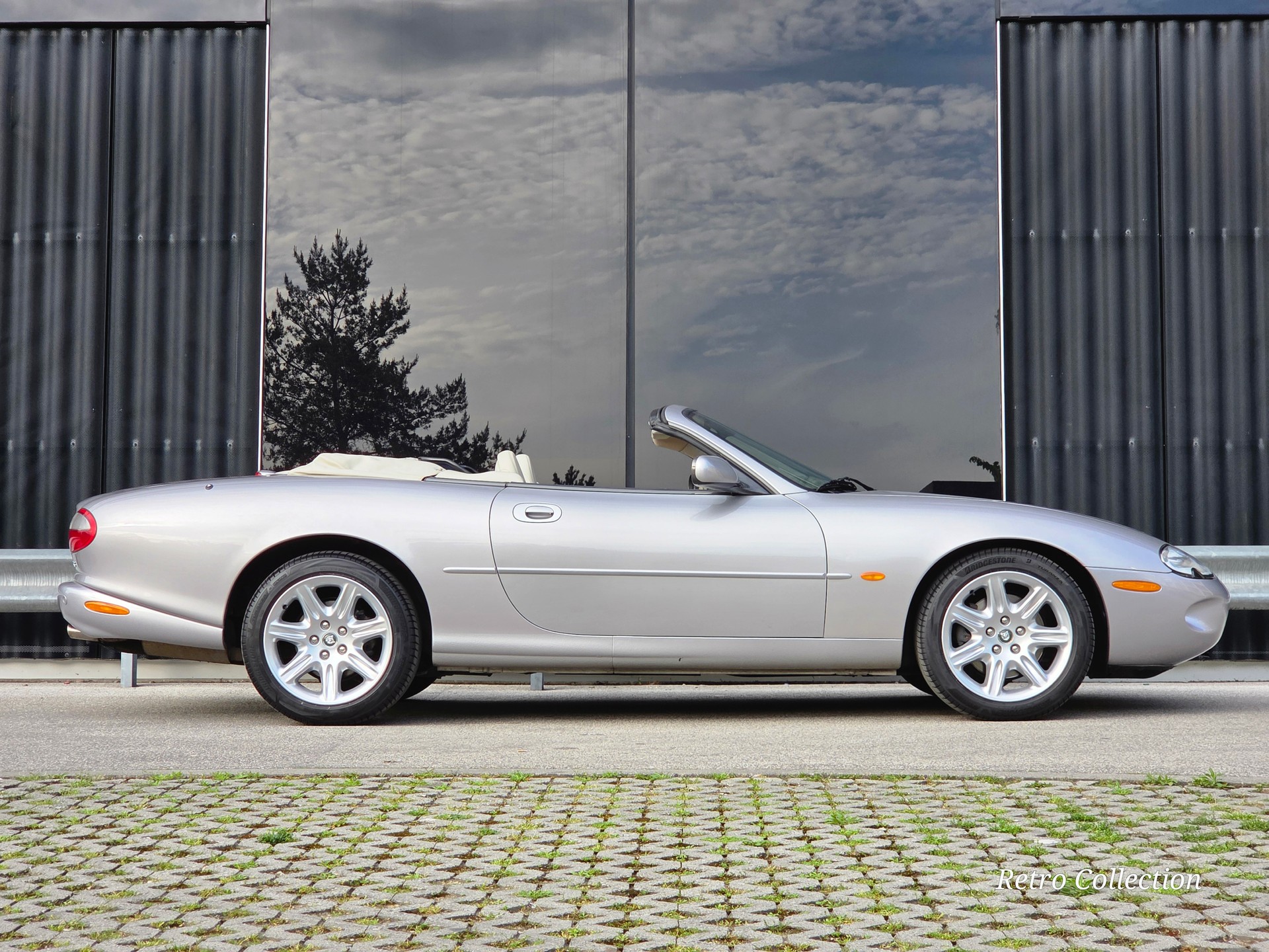JAGUAR XK8 Convertible - superbe - 1ère main - voiture CH - carnet de services - pneus neufs - 2x jeu de roues complètes 17'' et 18''.-image-1