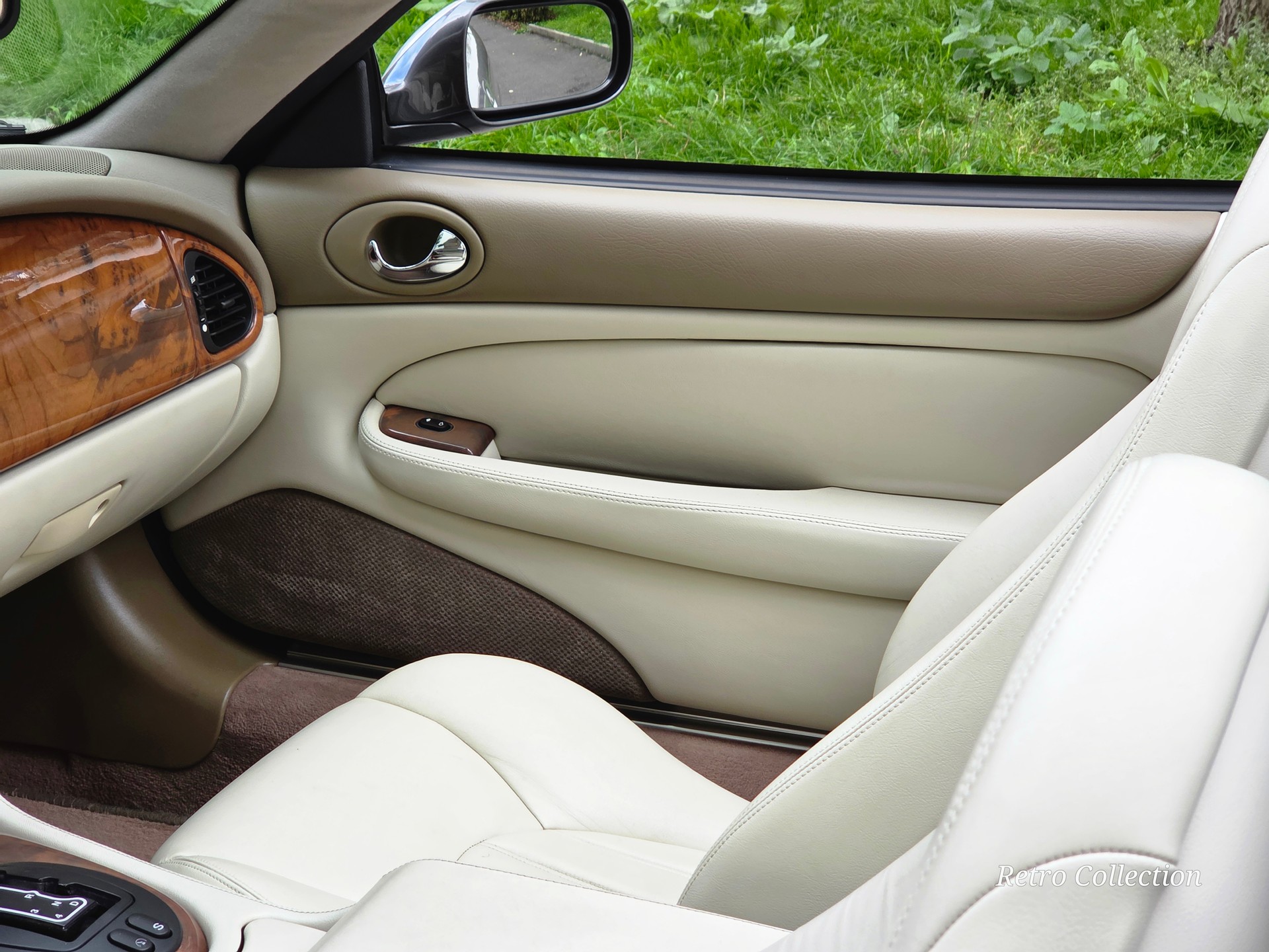 JAGUAR XK8 Convertible - superbe - 1ère main - voiture CH - carnet de services - pneus neufs - 2x jeu de roues complètes 17'' et 18''.-image-13