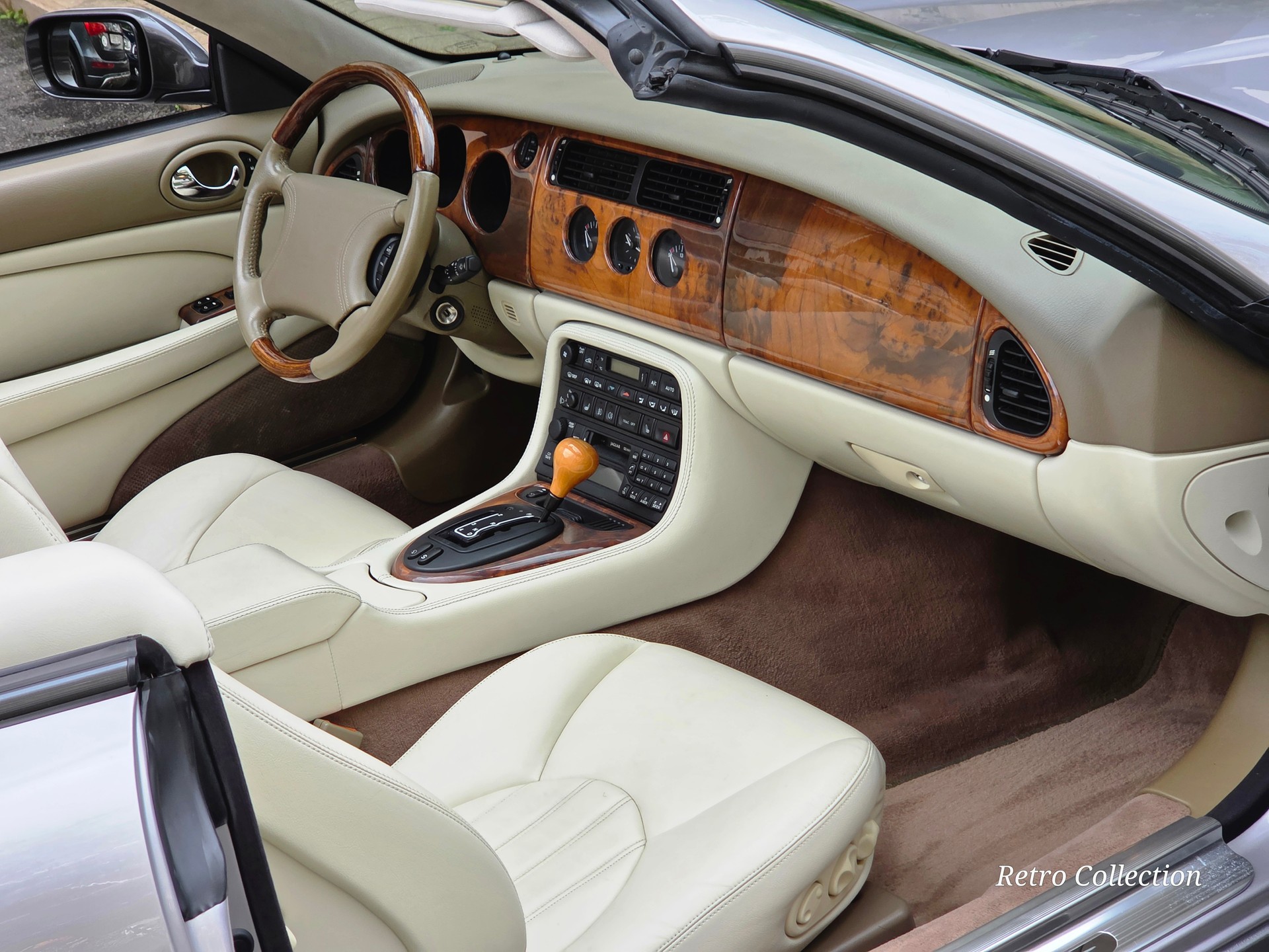 JAGUAR XK8 Convertible - superbe - 1ère main - voiture CH - carnet de services - pneus neufs - 2x jeu de roues complètes 17'' et 18''.-image-9