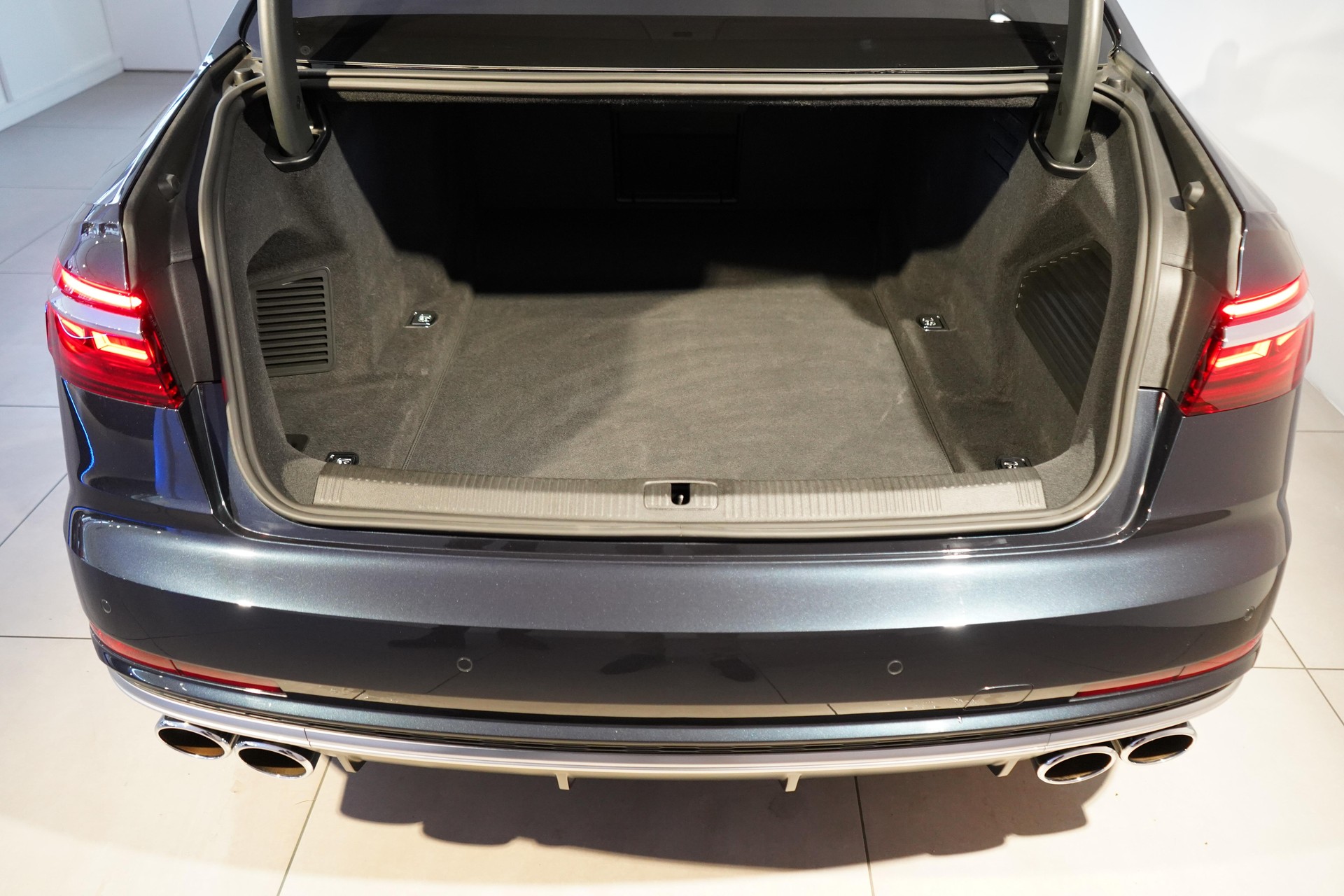 AUDI S8 4.0 V8 TFSI quattro T-Tronic-image-4