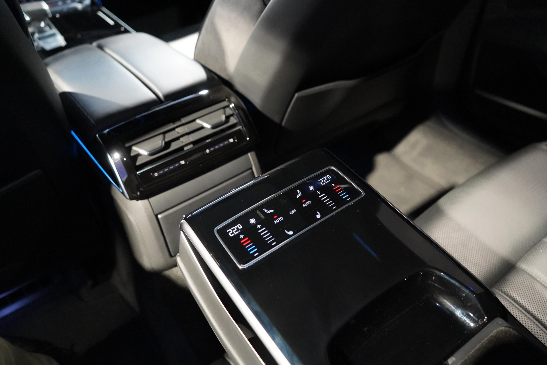 AUDI S8 4.0 V8 TFSI quattro T-Tronic-image-16