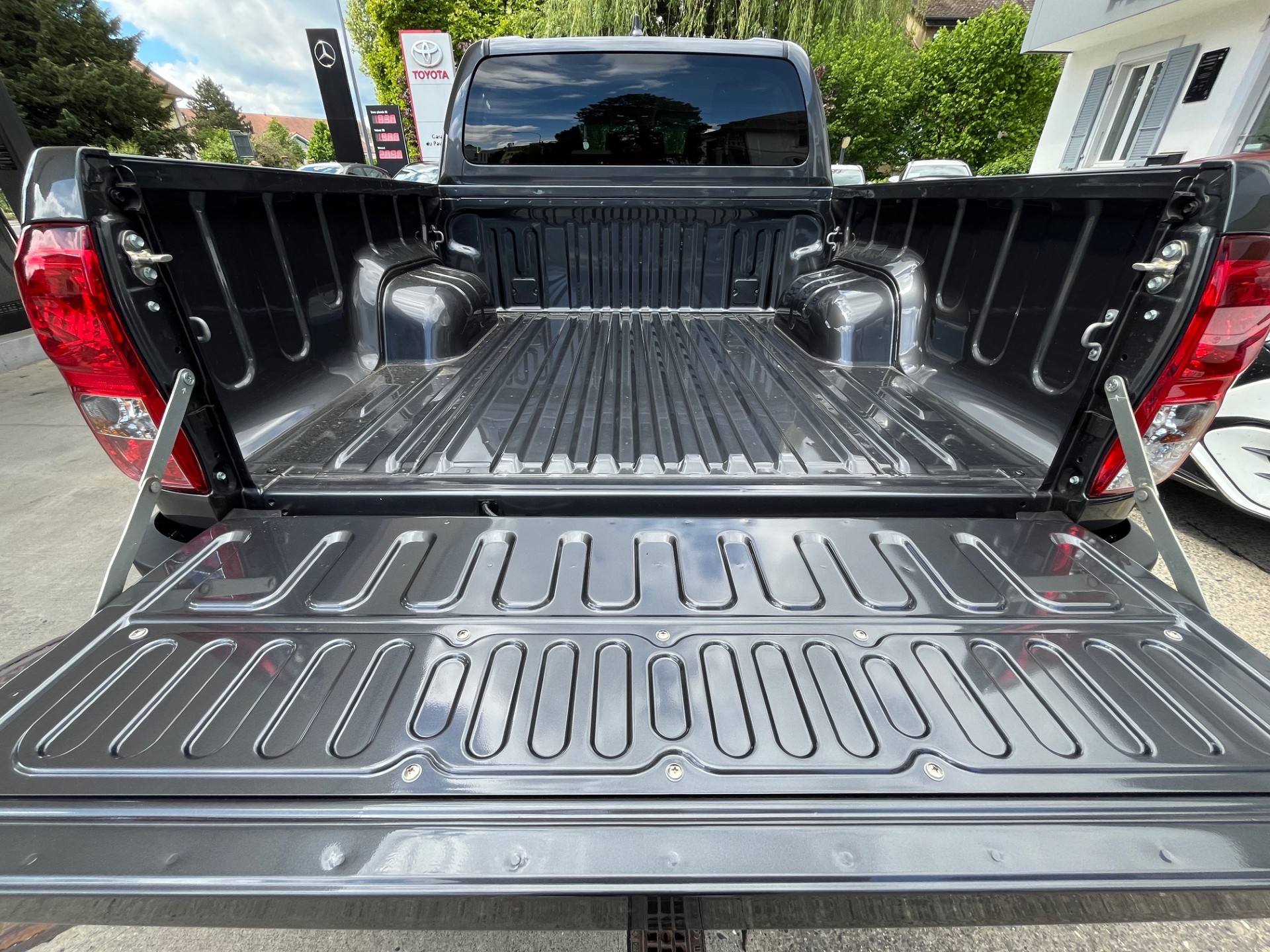 TOYOTA Hilux 2.8d MHEV Style Double Cab 4x4-image-16