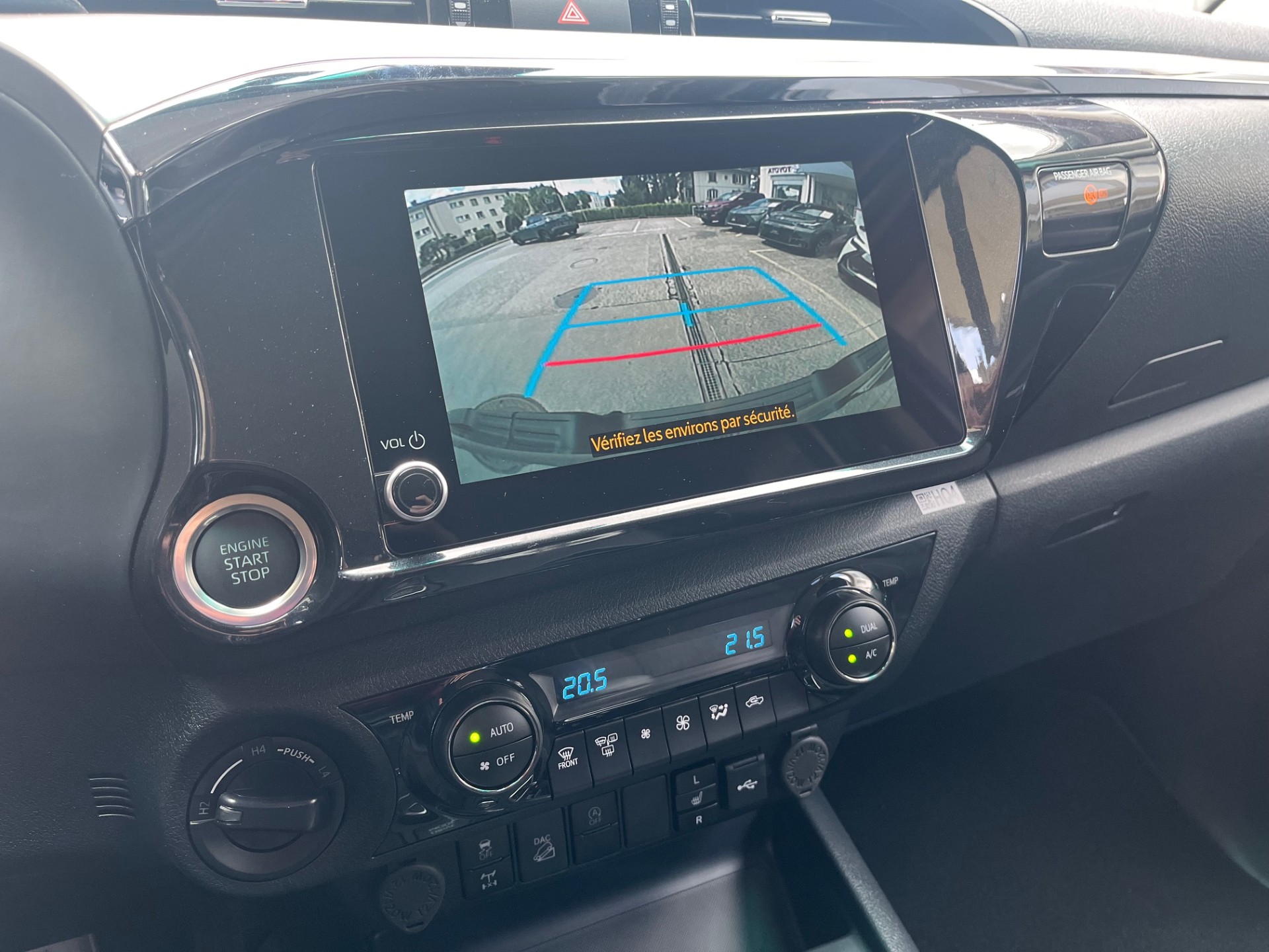 TOYOTA Hilux 2.8d MHEV Style Double Cab 4x4-image-11