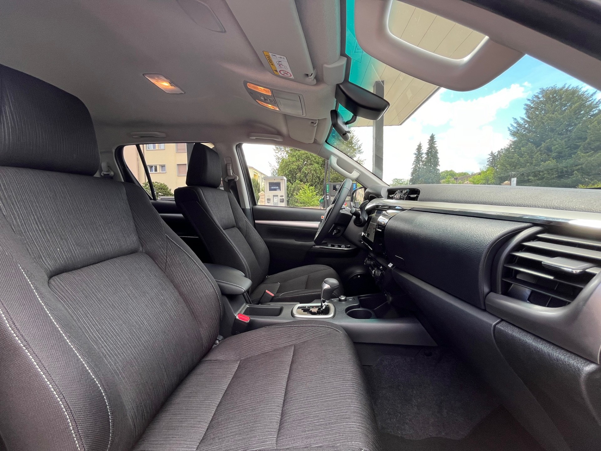 TOYOTA Hilux 2.8d MHEV Style Double Cab 4x4-image-9