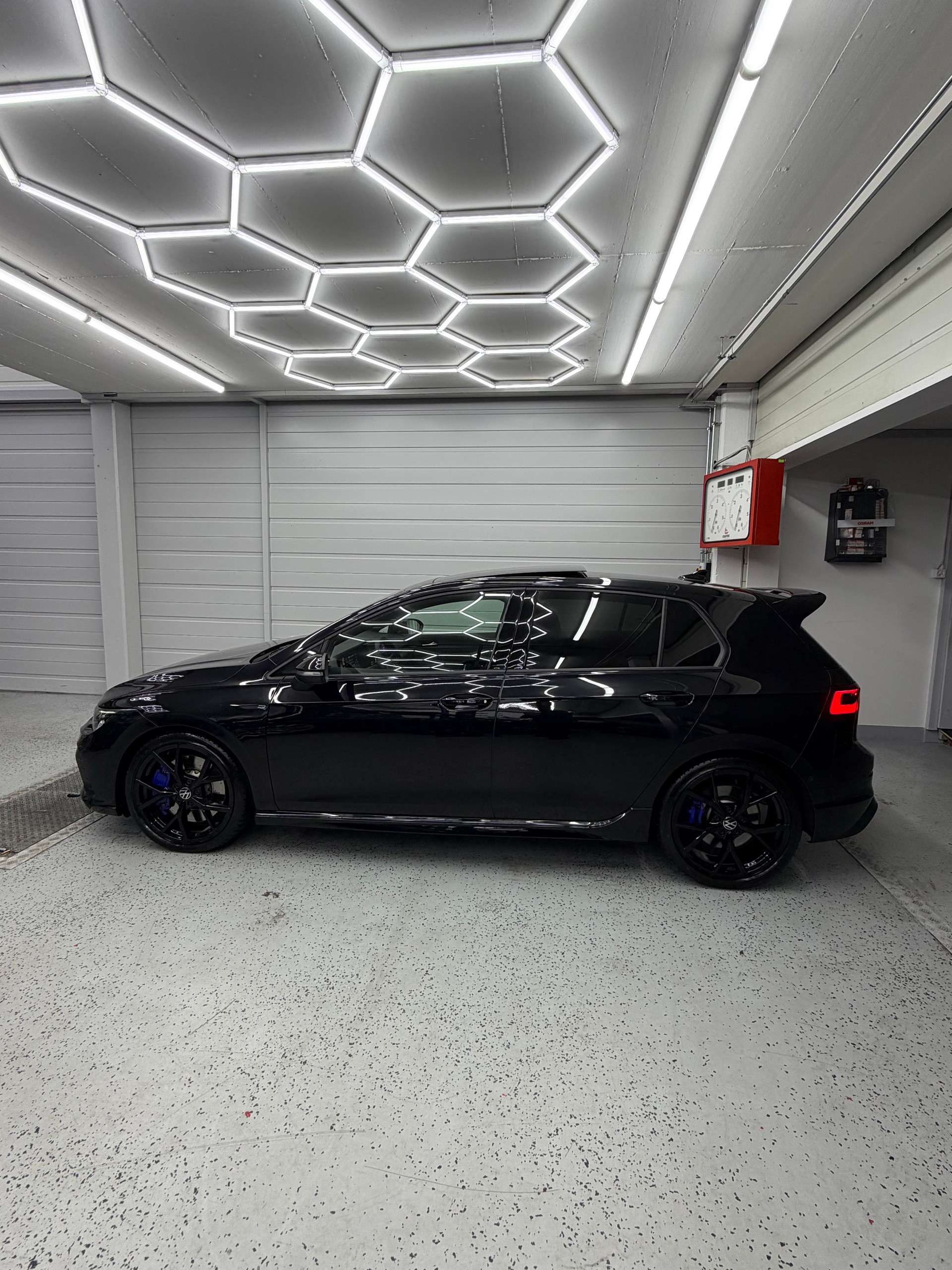VW Golf 2.0 TSI R DSG 4Motion-image-2