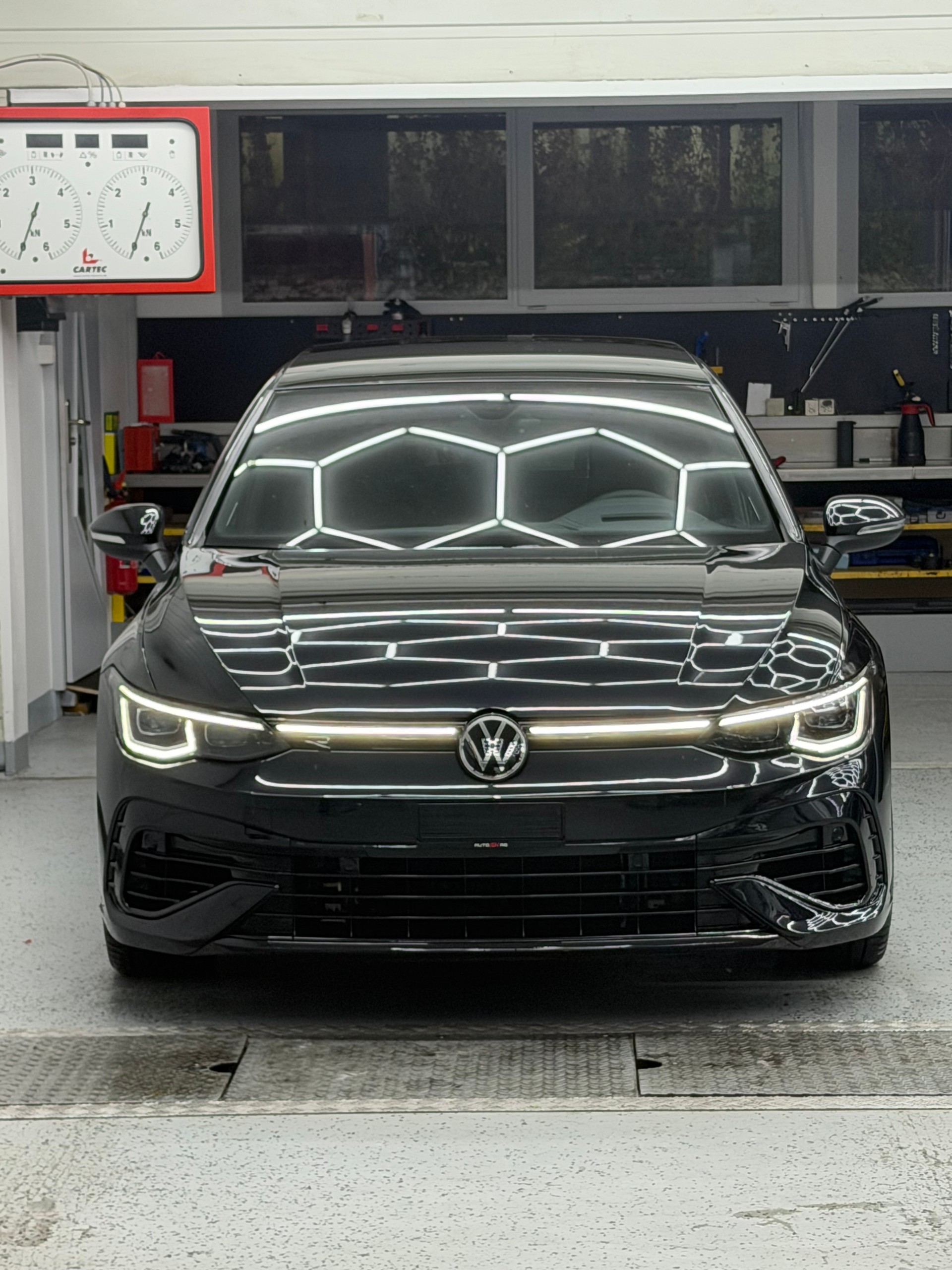 VW Golf 2.0 TSI R DSG 4Motion-image-1
