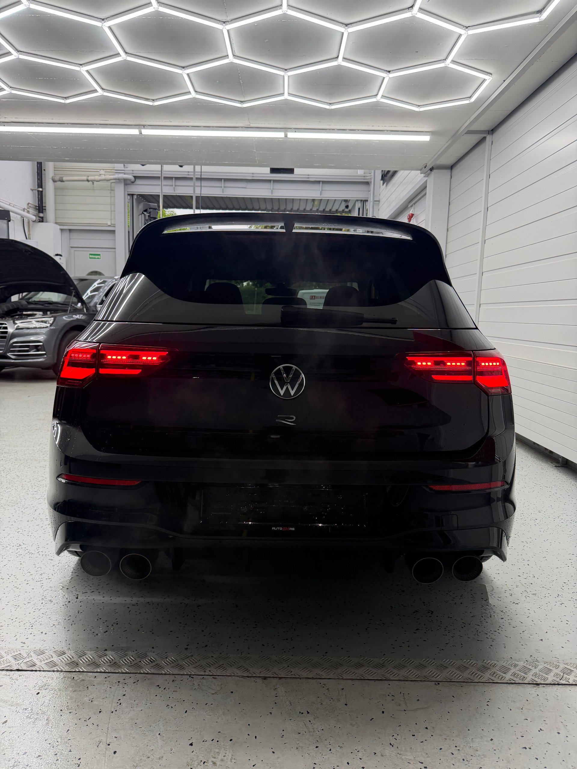 VW Golf 2.0 TSI R DSG 4Motion-image-4