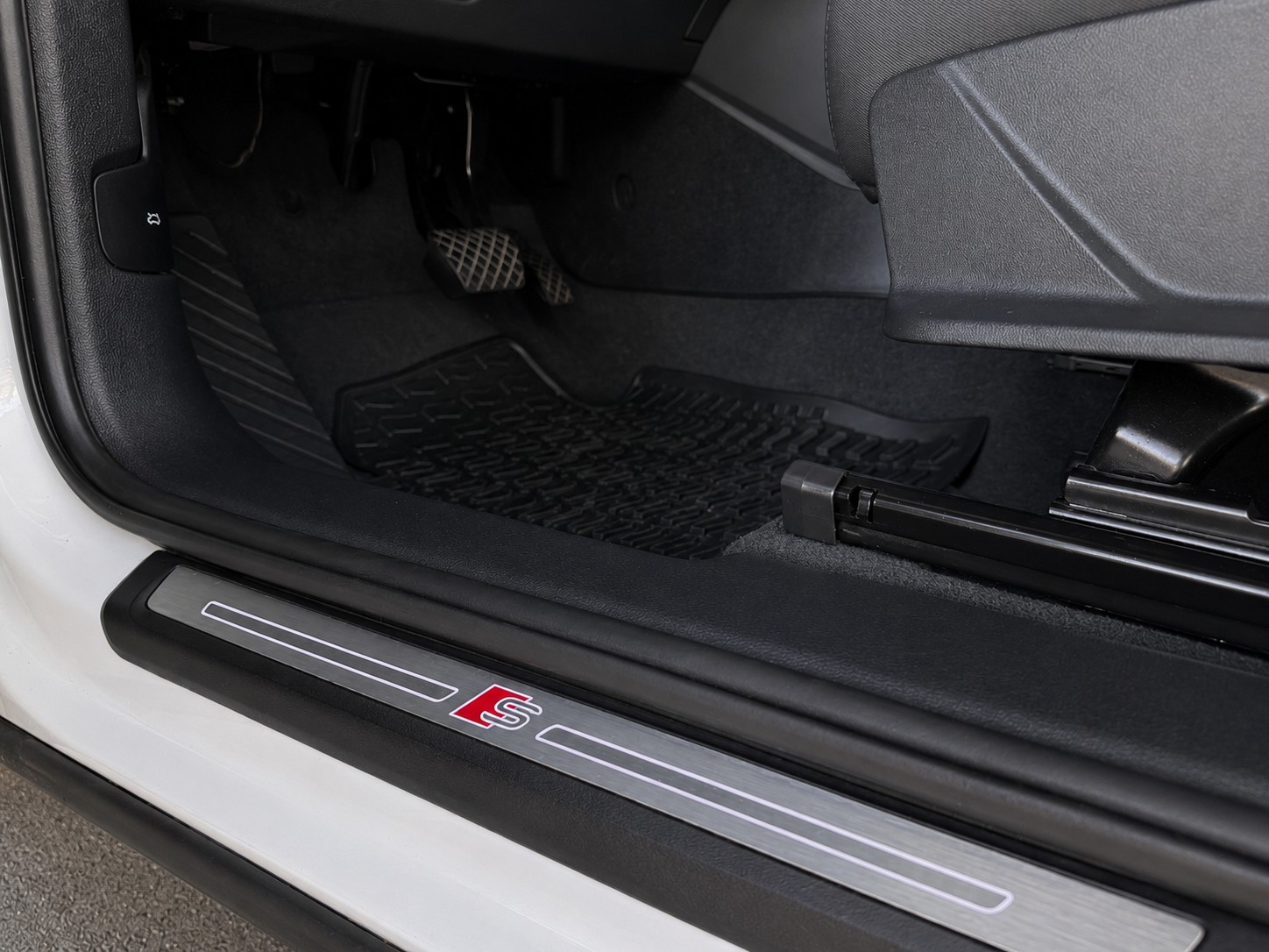 AUDI Q3 40 TFSI S line quattro S-tronic-image-16