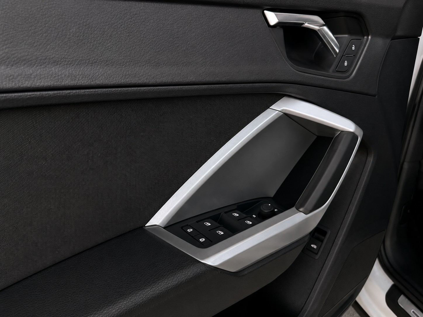 AUDI Q3 40 TFSI S line quattro S-tronic-image-17