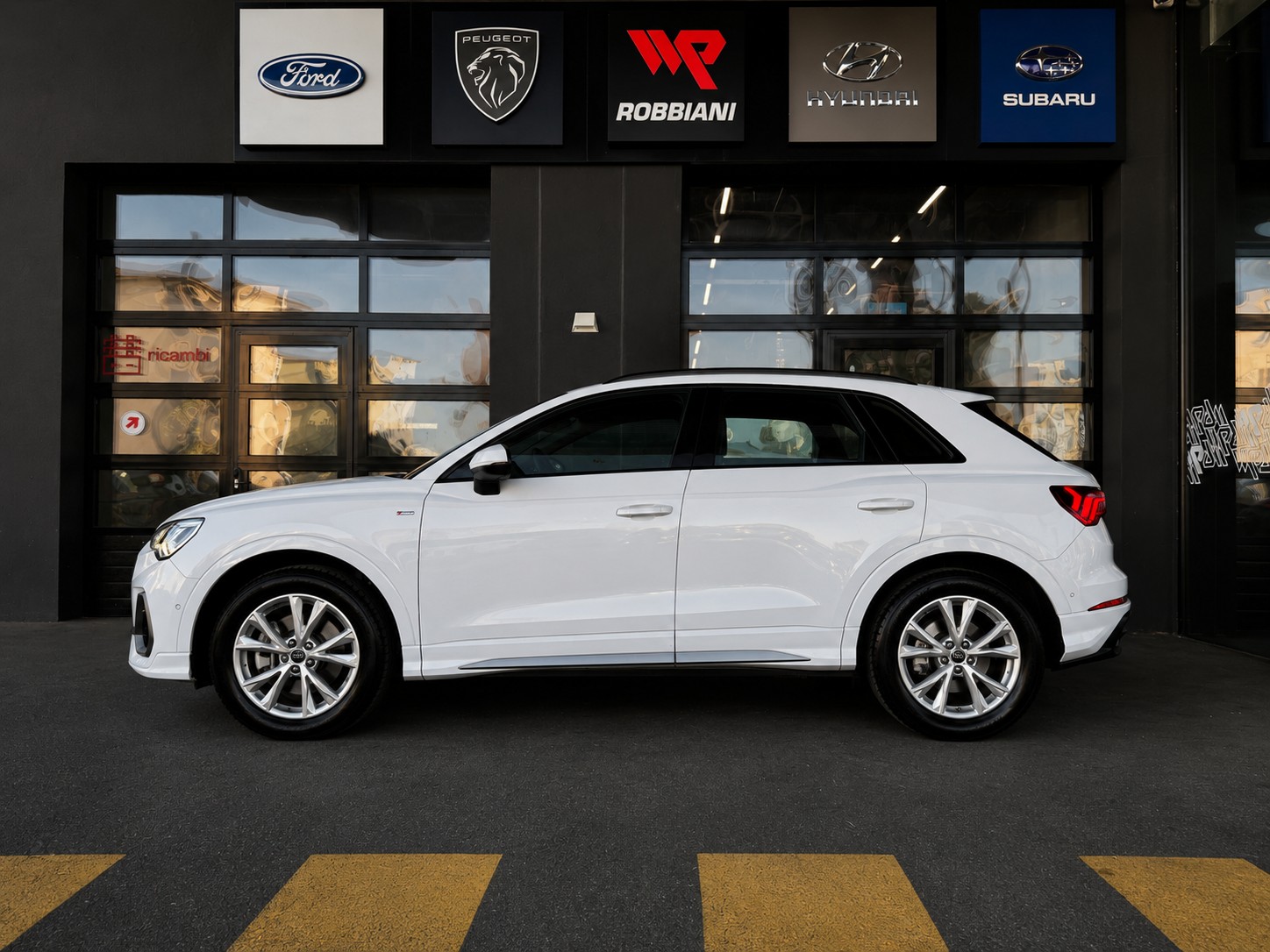 AUDI Q3 40 TFSI S line quattro S-tronic-showroom-element-1