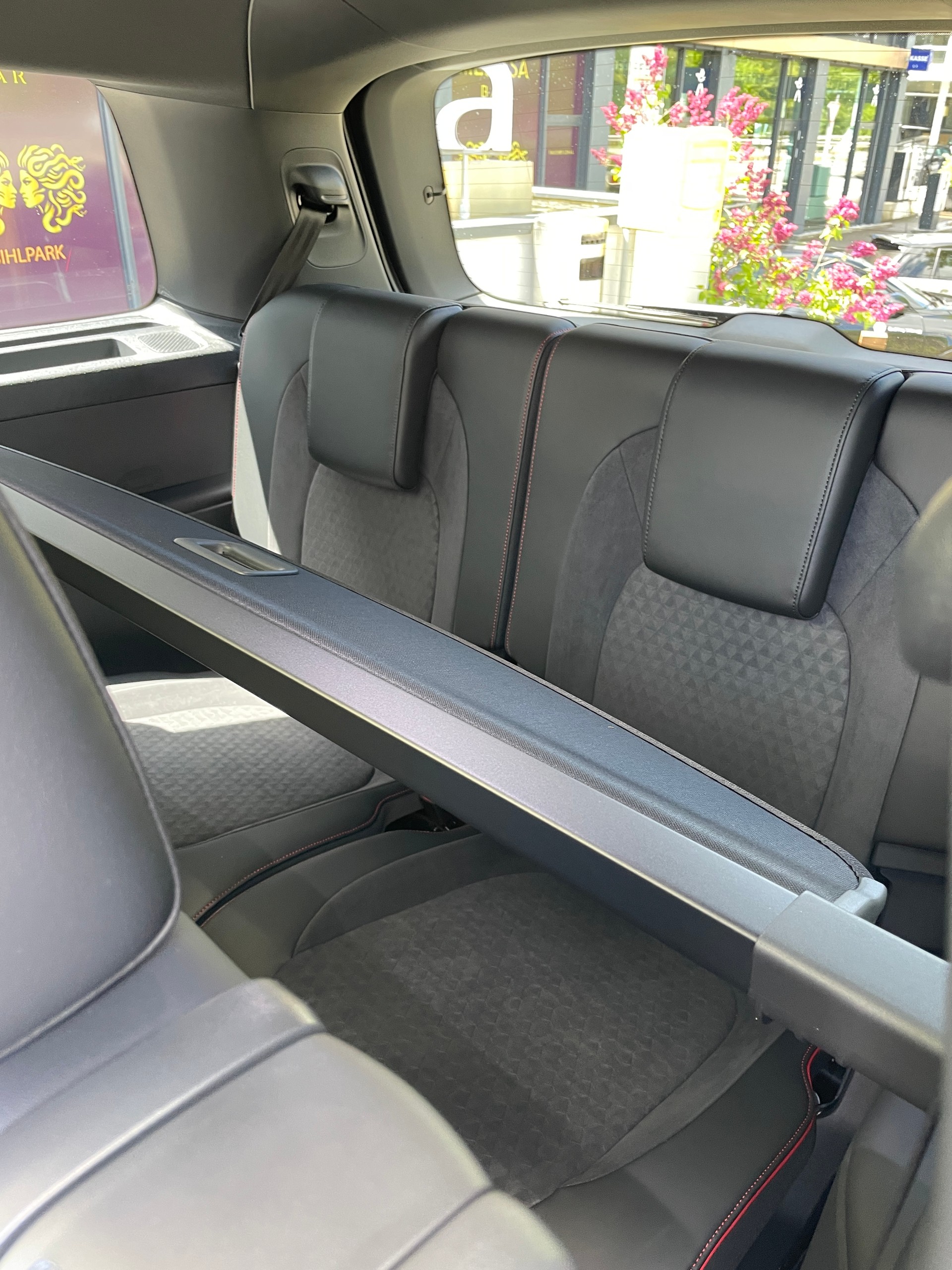 VW ID.Buzz LWB GTX 4 Motion, 7-Sitzer mit AHK und Pano-Dach-image-23