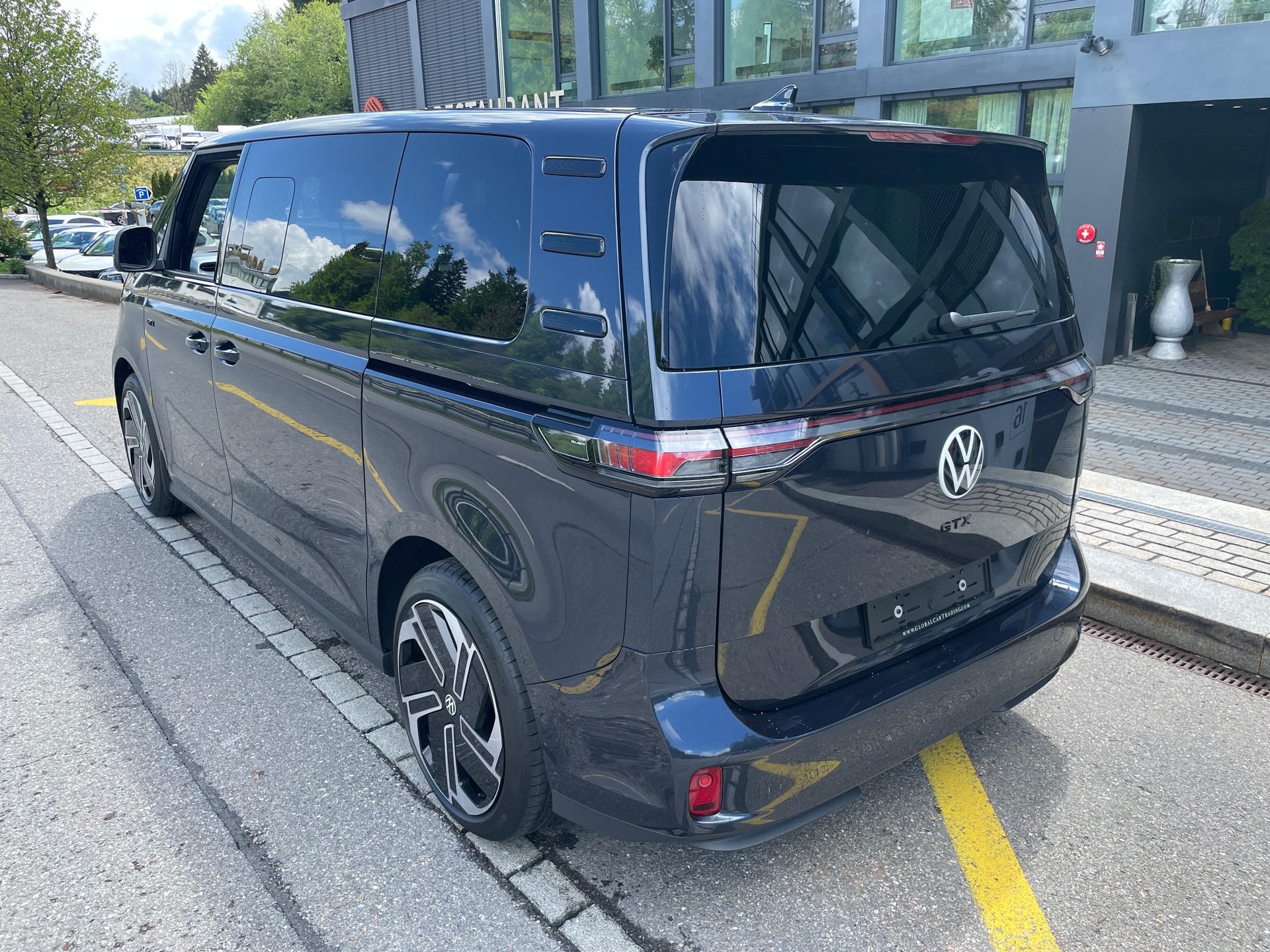 VW ID.Buzz LWB GTX 4 Motion, 7-Sitzer mit AHK und Pano-Dach-image-9
