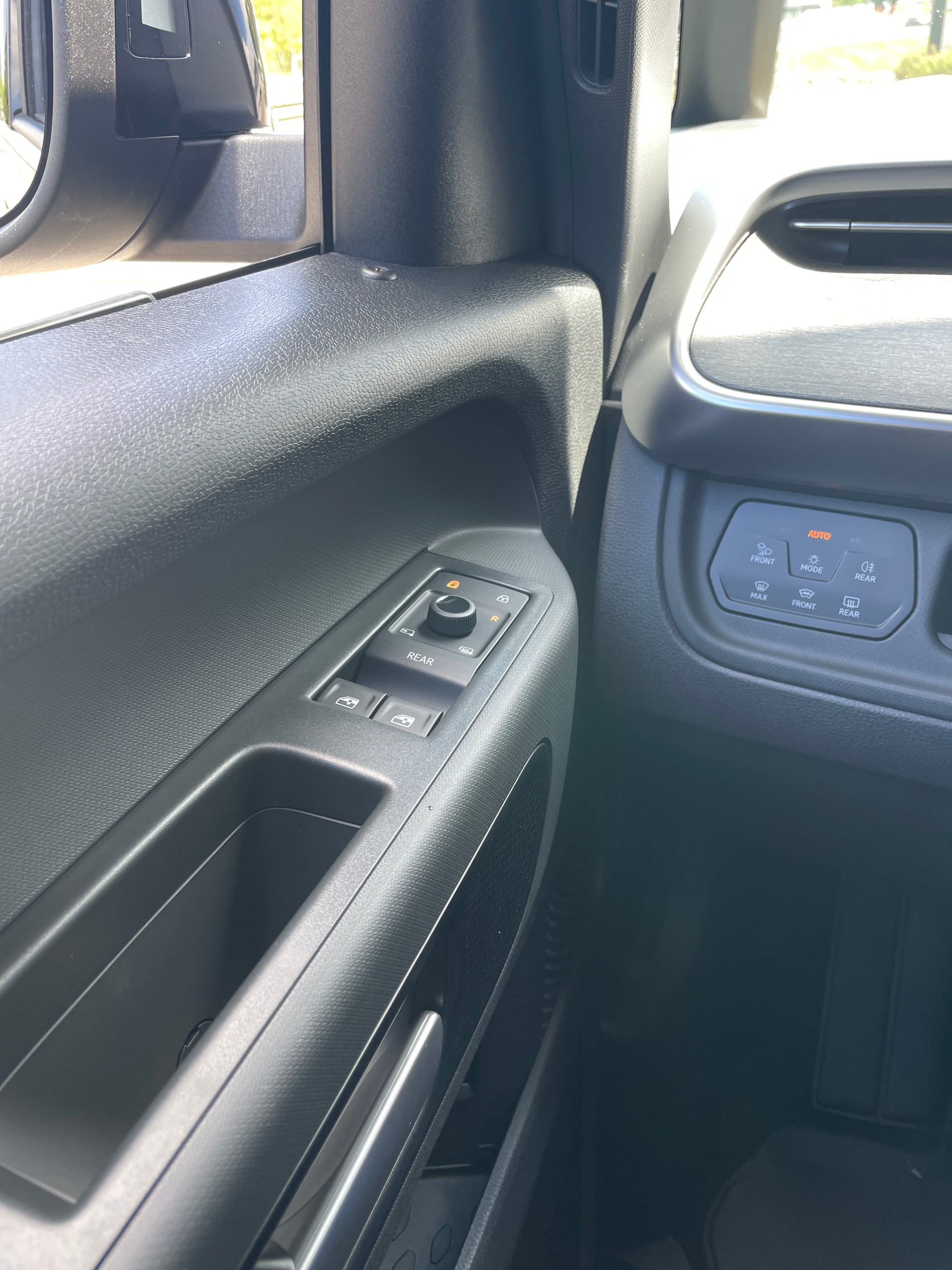 VW ID.Buzz LWB GTX 4 Motion, 7-Sitzer mit AHK und Pano-Dach-image-26