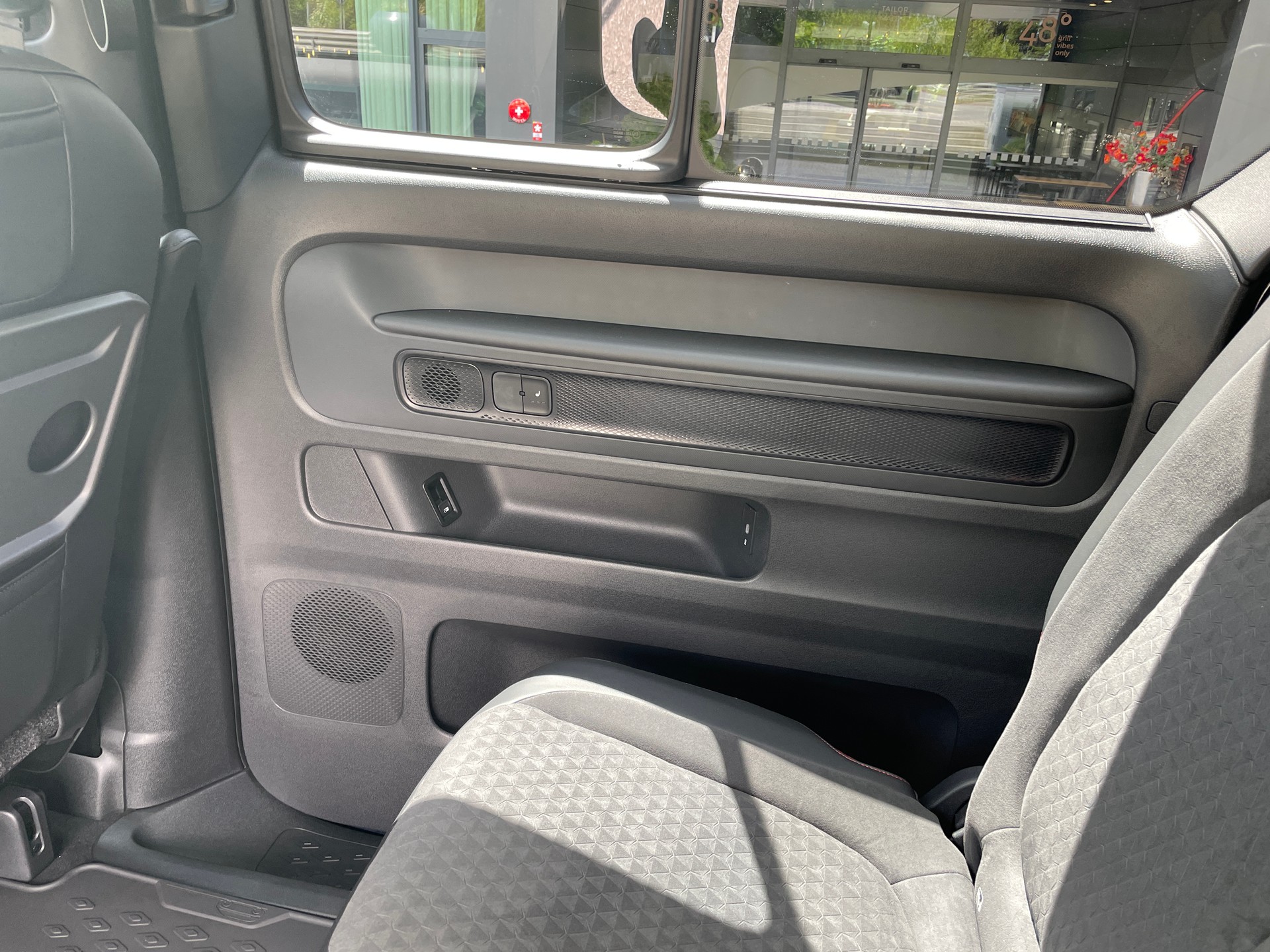 VW ID.Buzz LWB GTX 4 Motion, 7-Sitzer mit AHK und Pano-Dach-image-22