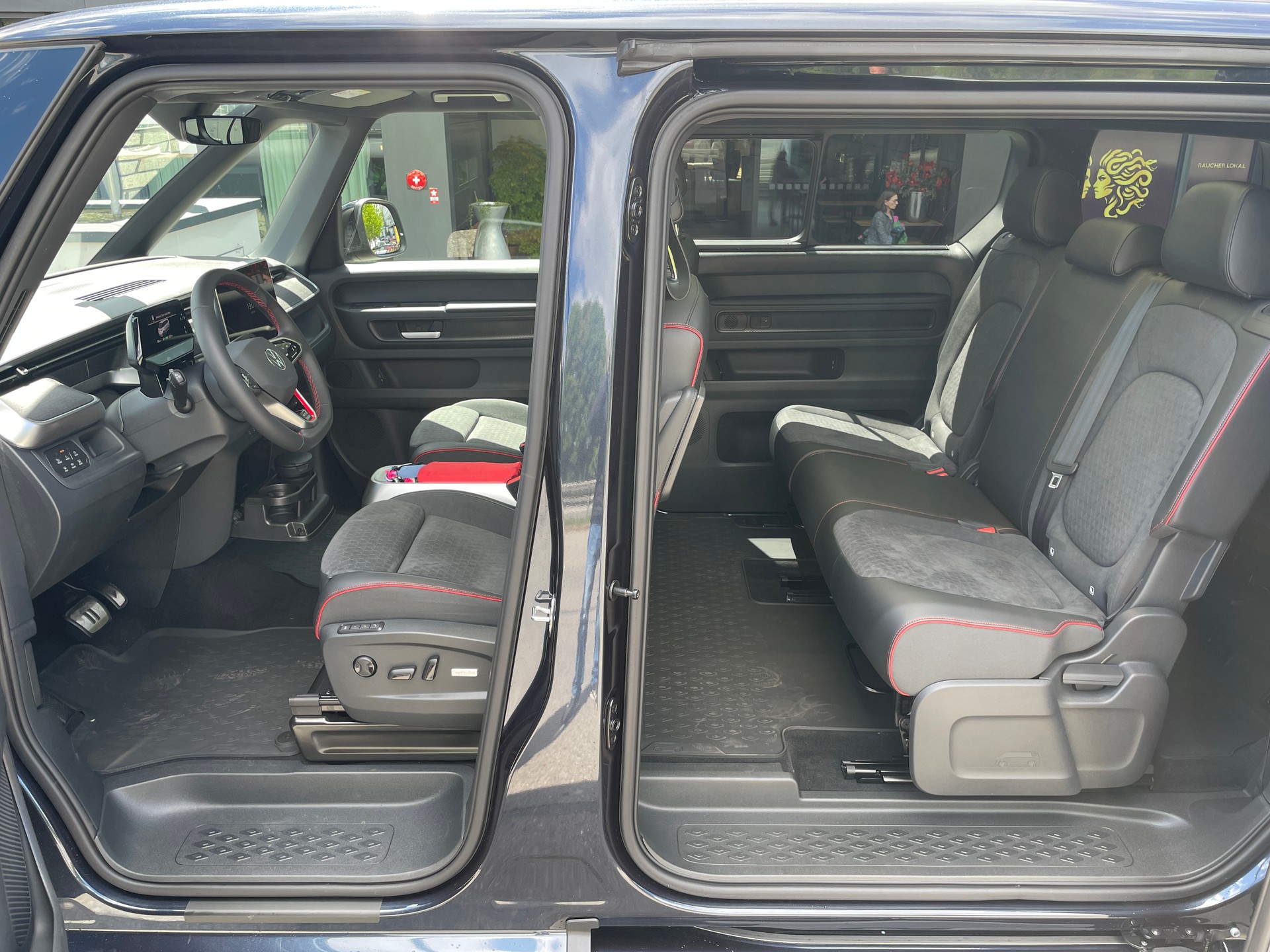 VW ID.Buzz LWB GTX 4 Motion, 7-Sitzer mit AHK und Pano-Dach-image-16