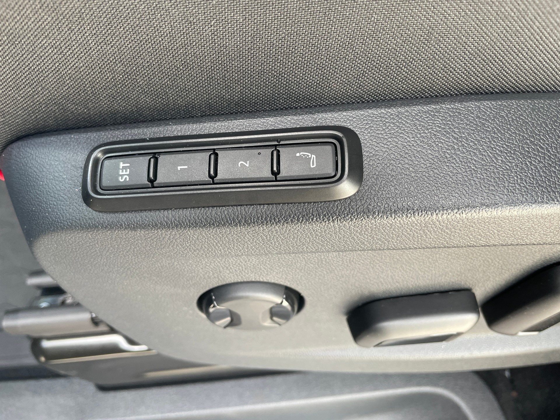 VW ID.Buzz LWB GTX 4 Motion, 7-Sitzer mit AHK und Pano-Dach-image-24
