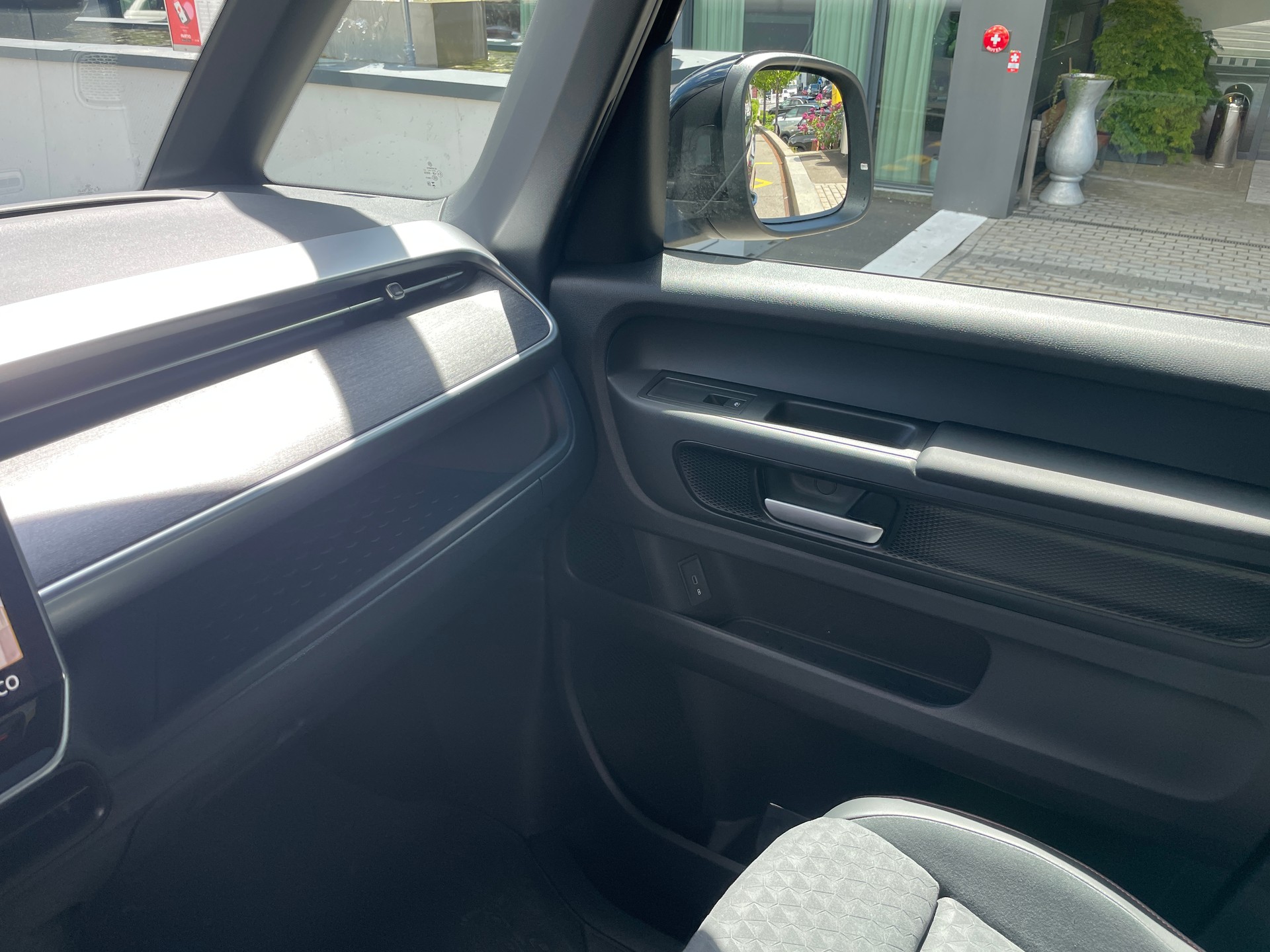 VW ID.Buzz LWB GTX 4 Motion, 7-Sitzer mit AHK und Pano-Dach-image-27
