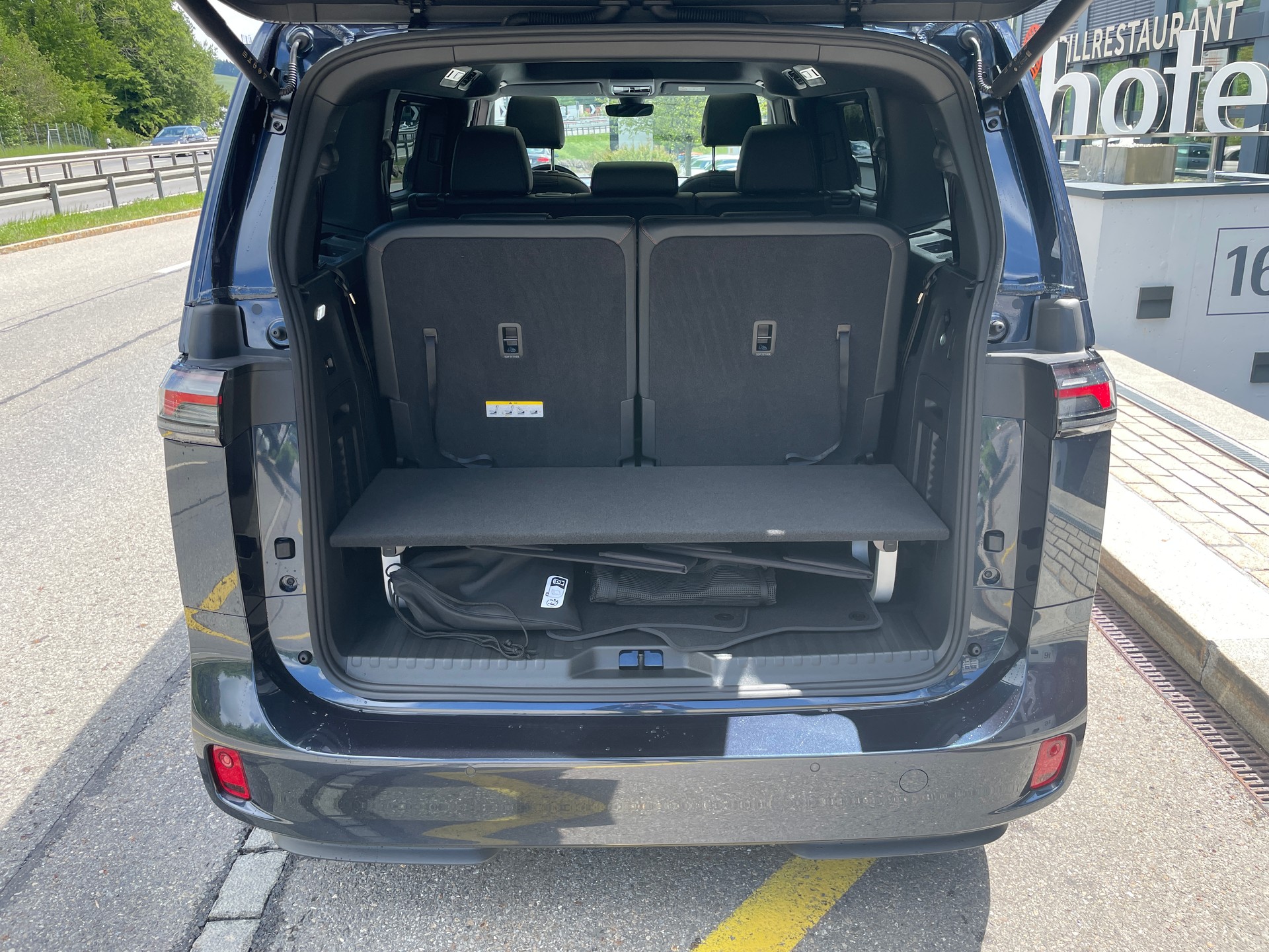 VW ID.Buzz LWB GTX 4 Motion, 7-Sitzer mit AHK und Pano-Dach-image-7