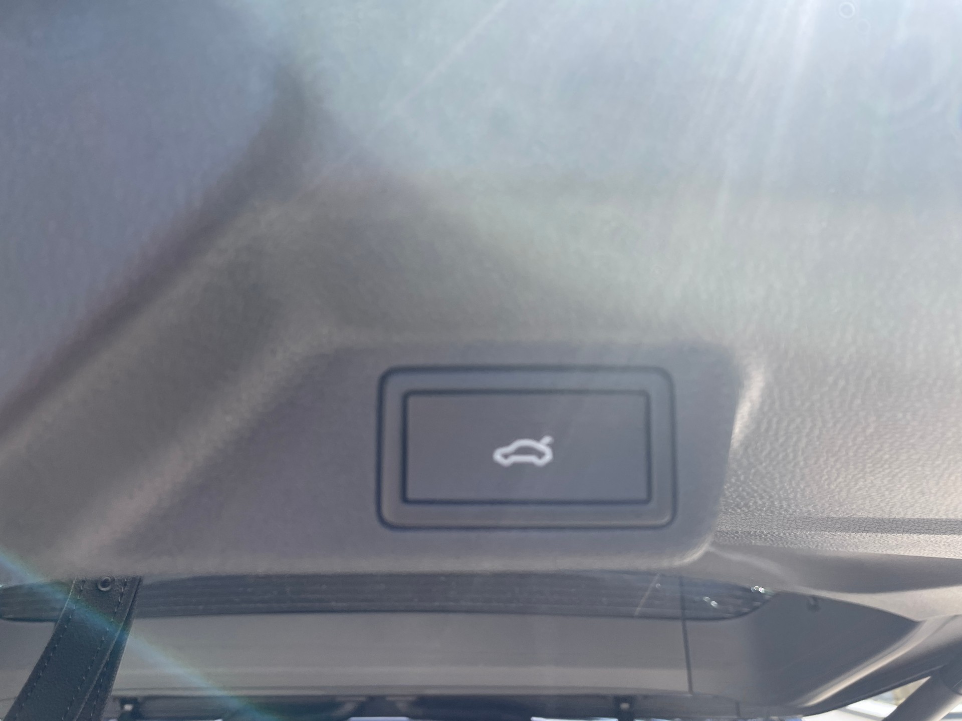 VW ID.Buzz LWB GTX 4 Motion, 7-Sitzer mit AHK und Pano-Dach-image-8