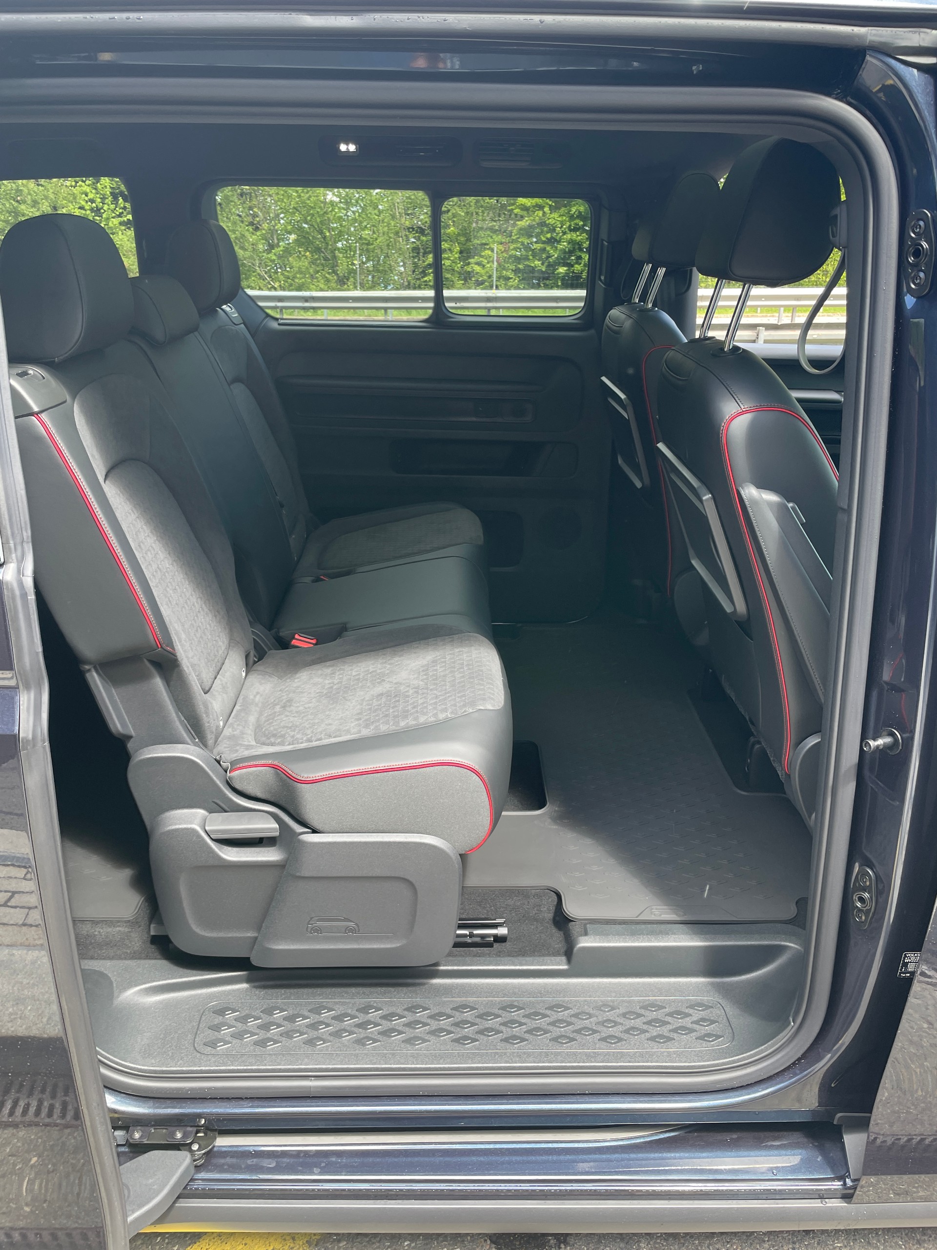VW ID.Buzz LWB GTX 4 Motion, 7-Sitzer mit AHK und Pano-Dach-image-4
