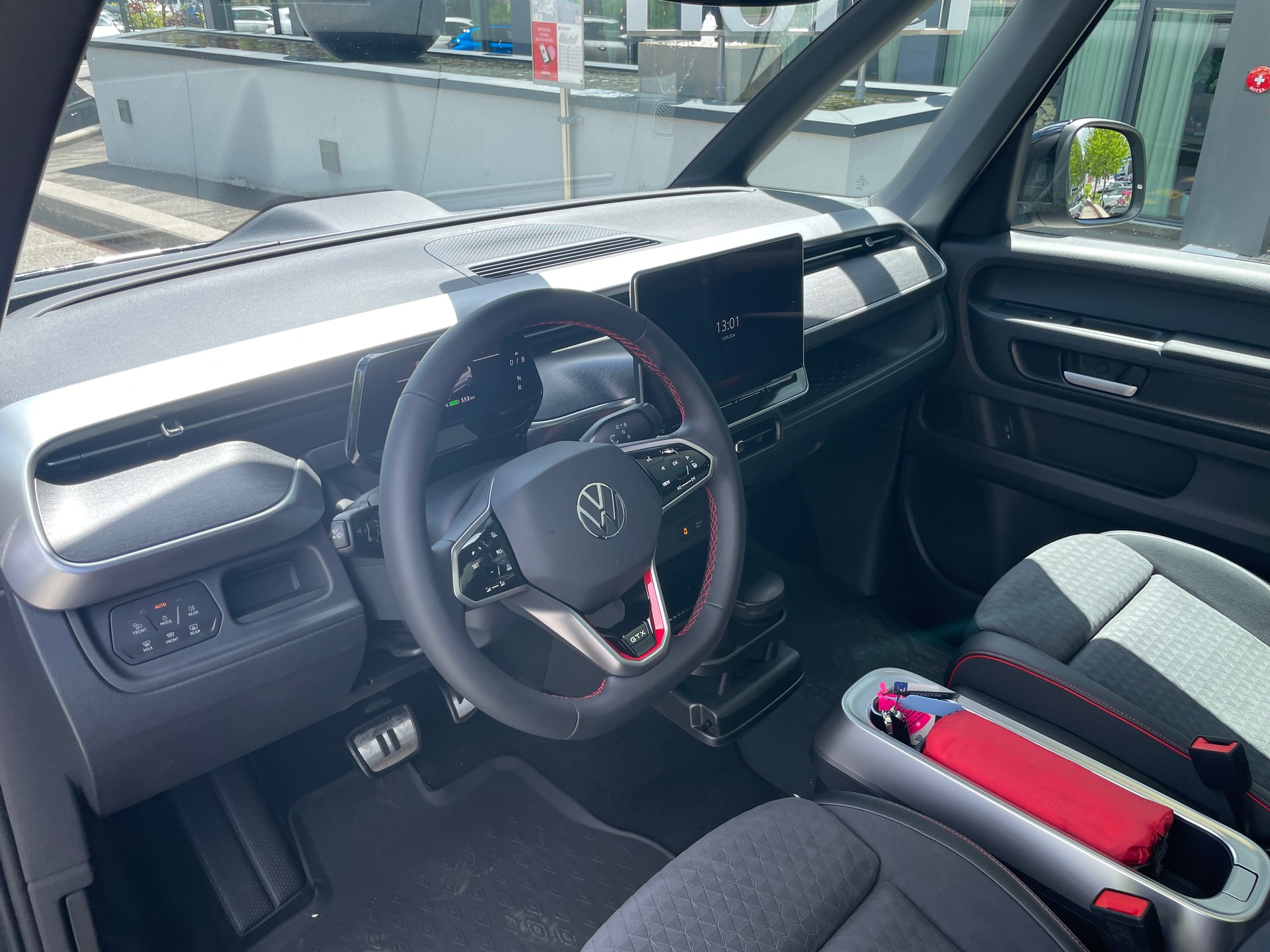 VW ID.Buzz LWB GTX 4 Motion, 7-Sitzer mit AHK und Pano-Dach-image-11
