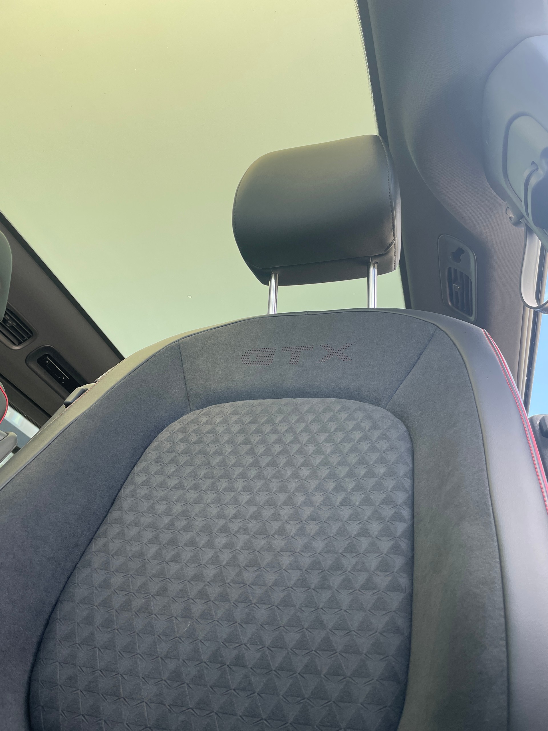 VW ID.Buzz LWB GTX 4 Motion, 7-Sitzer mit AHK und Pano-Dach-image-13