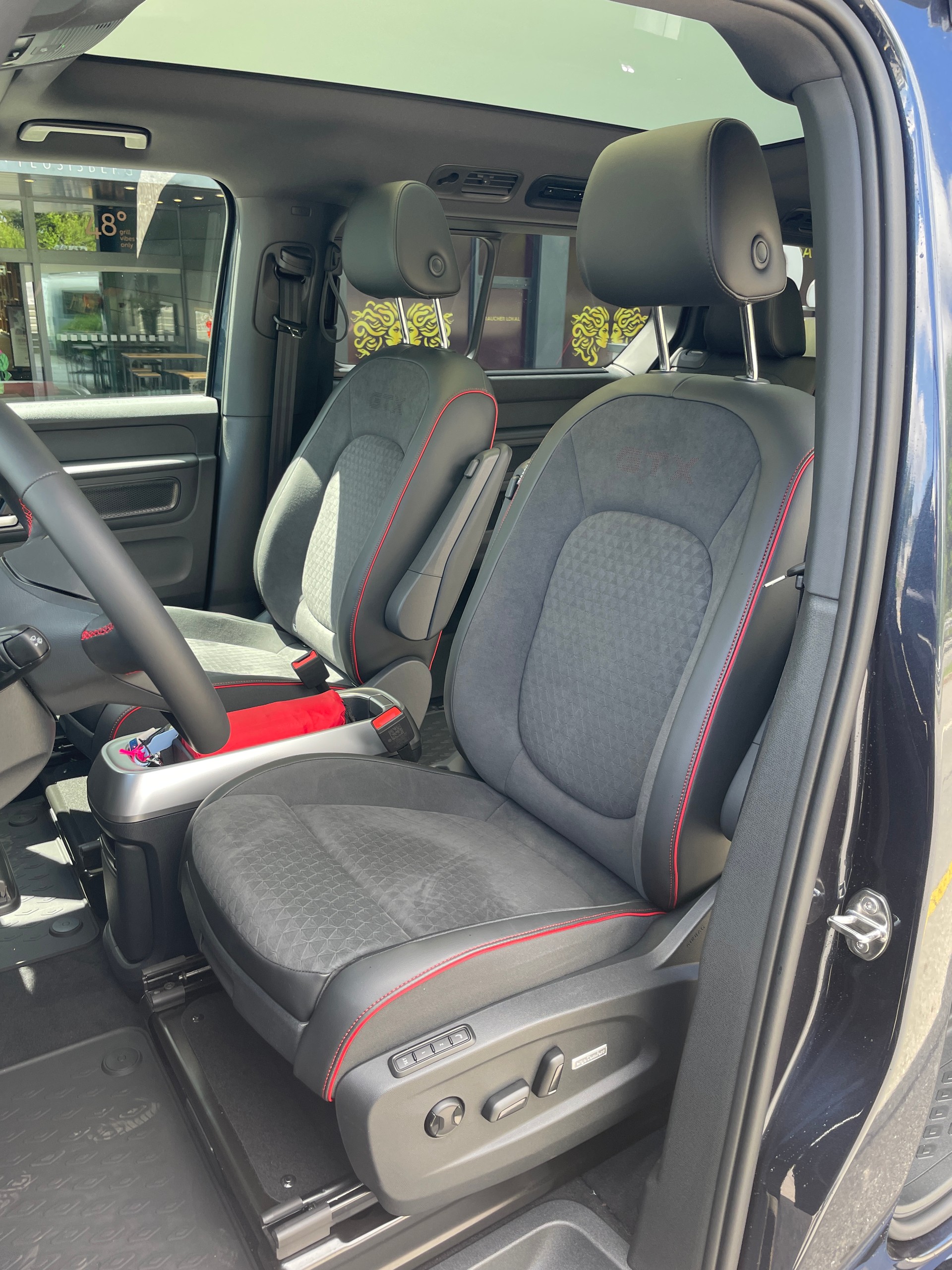 VW ID.Buzz LWB GTX 4 Motion, 7-Sitzer mit AHK und Pano-Dach-image-15