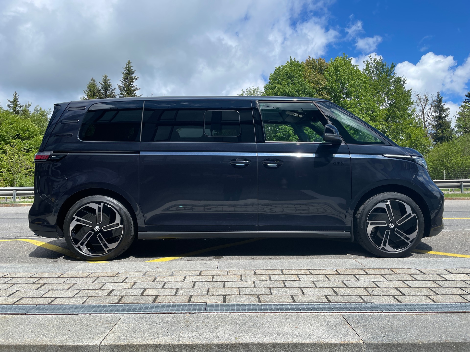 VW ID.Buzz LWB GTX 4 Motion, 7-Sitzer mit AHK und Pano-Dach-showroom-element-3