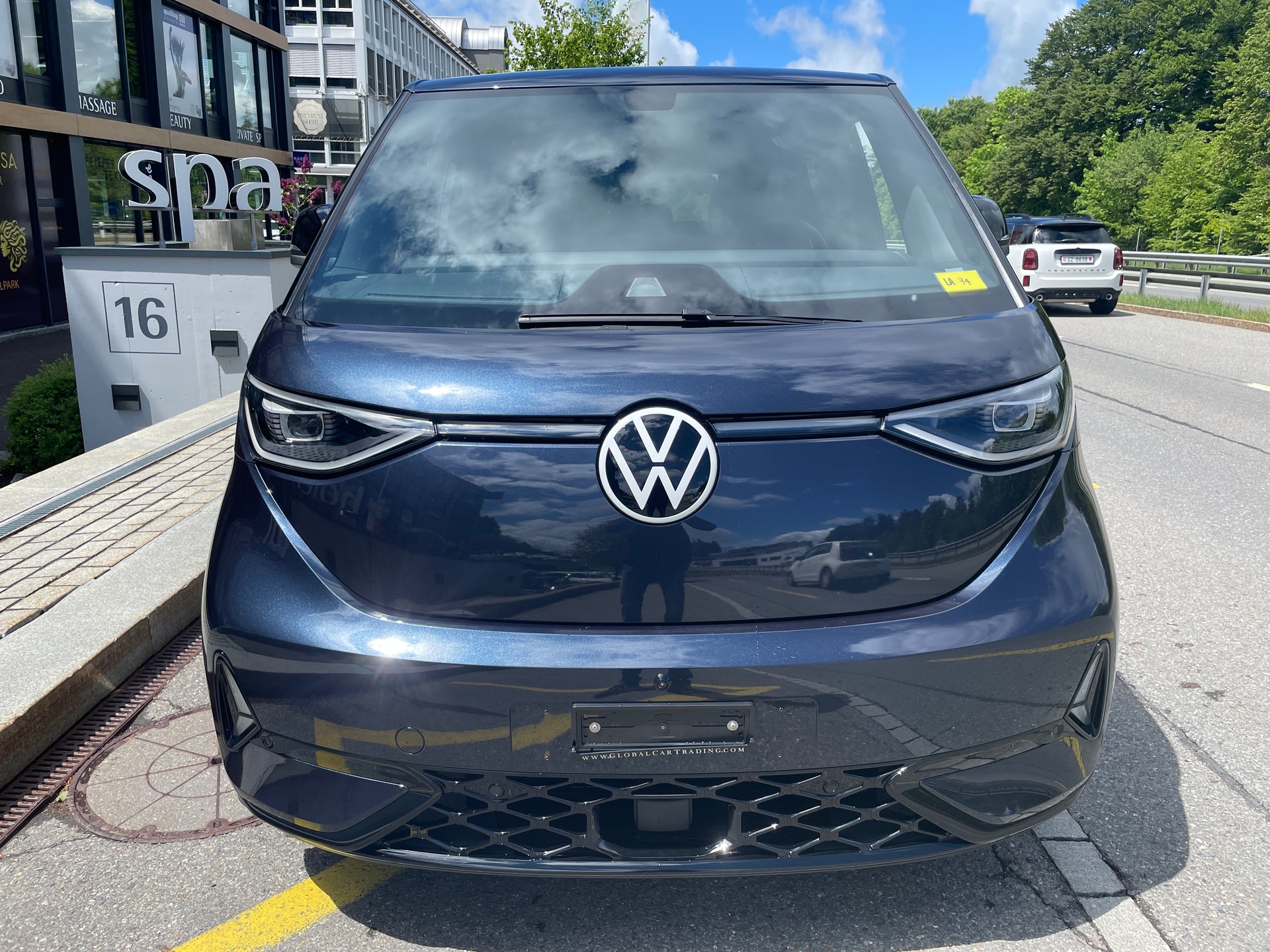 VW ID.Buzz LWB GTX 4 Motion, 7-Sitzer mit AHK und Pano-Dach-showroom-element-1