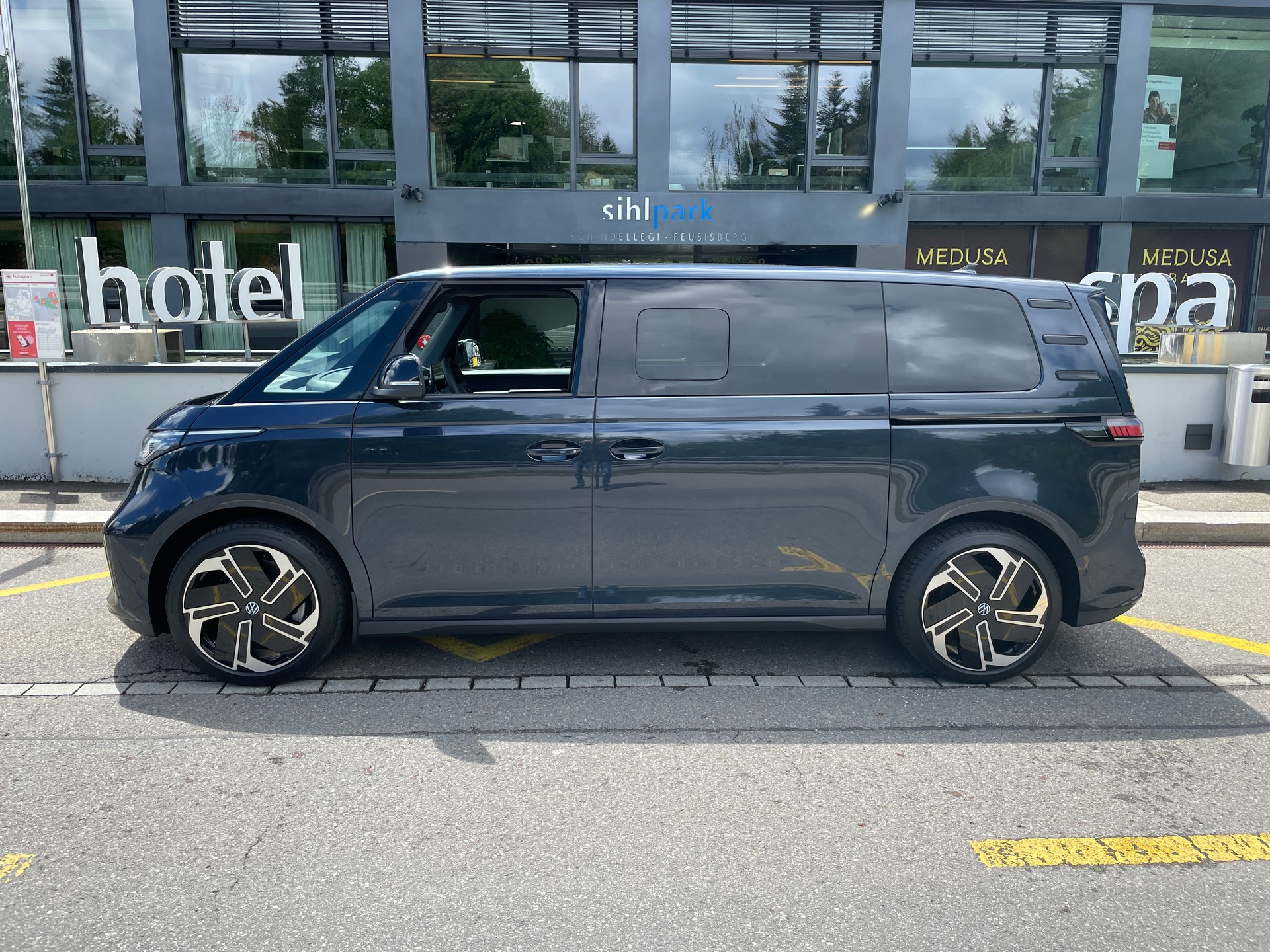 VW ID.Buzz LWB GTX 4 Motion, 7-Sitzer mit AHK und Pano-Dach-image-10