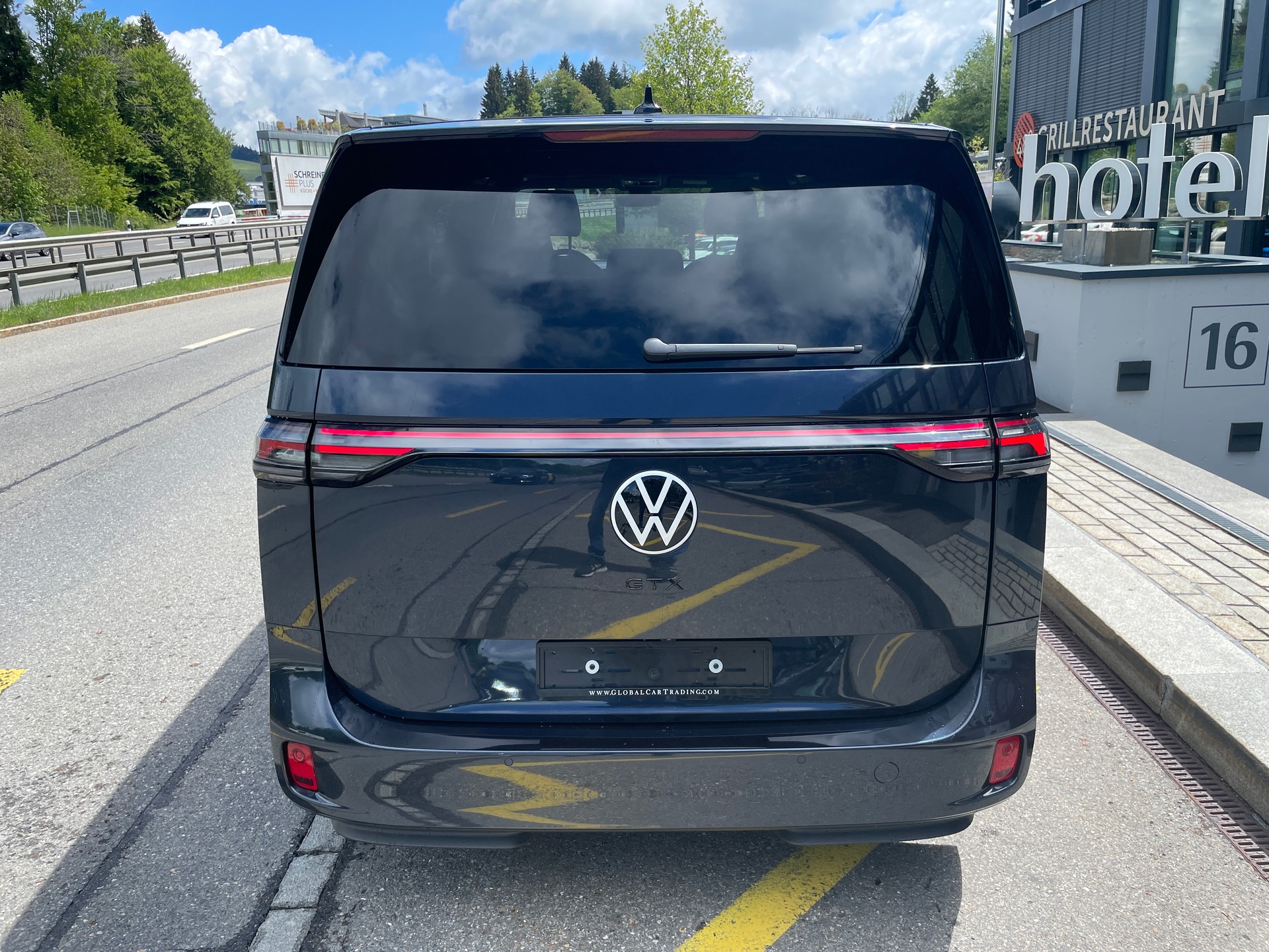 VW ID.Buzz LWB GTX 4 Motion, 7-Sitzer mit AHK und Pano-Dach-image-6