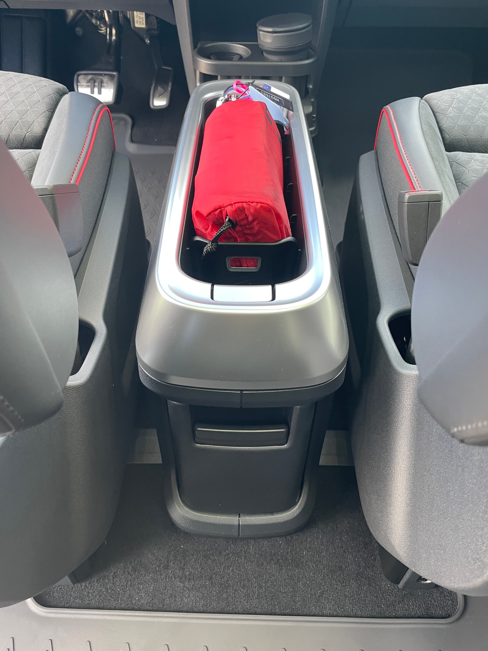 VW ID.Buzz LWB GTX 4 Motion, 7-Sitzer mit AHK und Pano-Dach-image-18