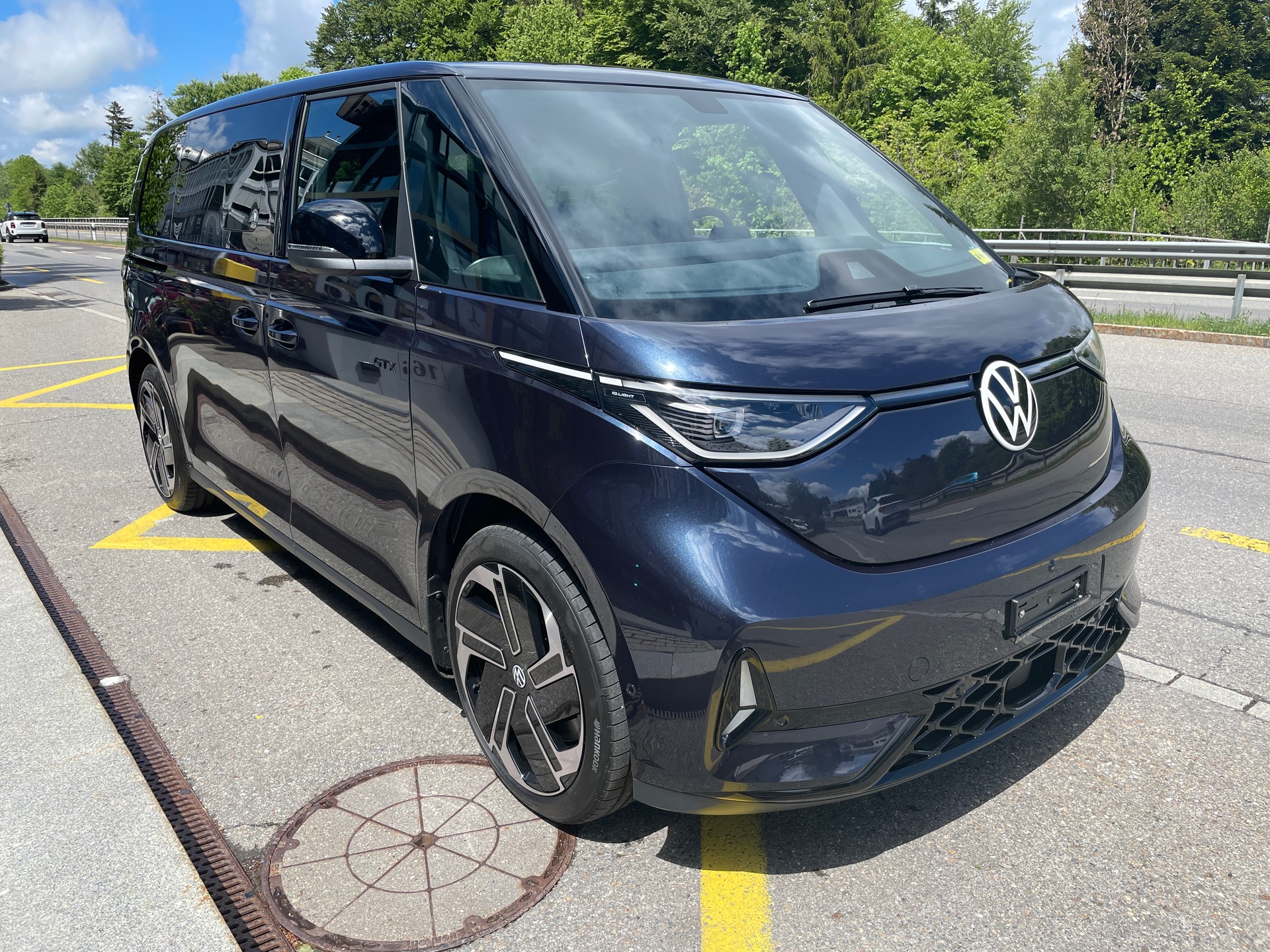 VW ID.Buzz LWB GTX 4 Motion, 7-Sitzer mit AHK und Pano-Dach-showroom-element-2