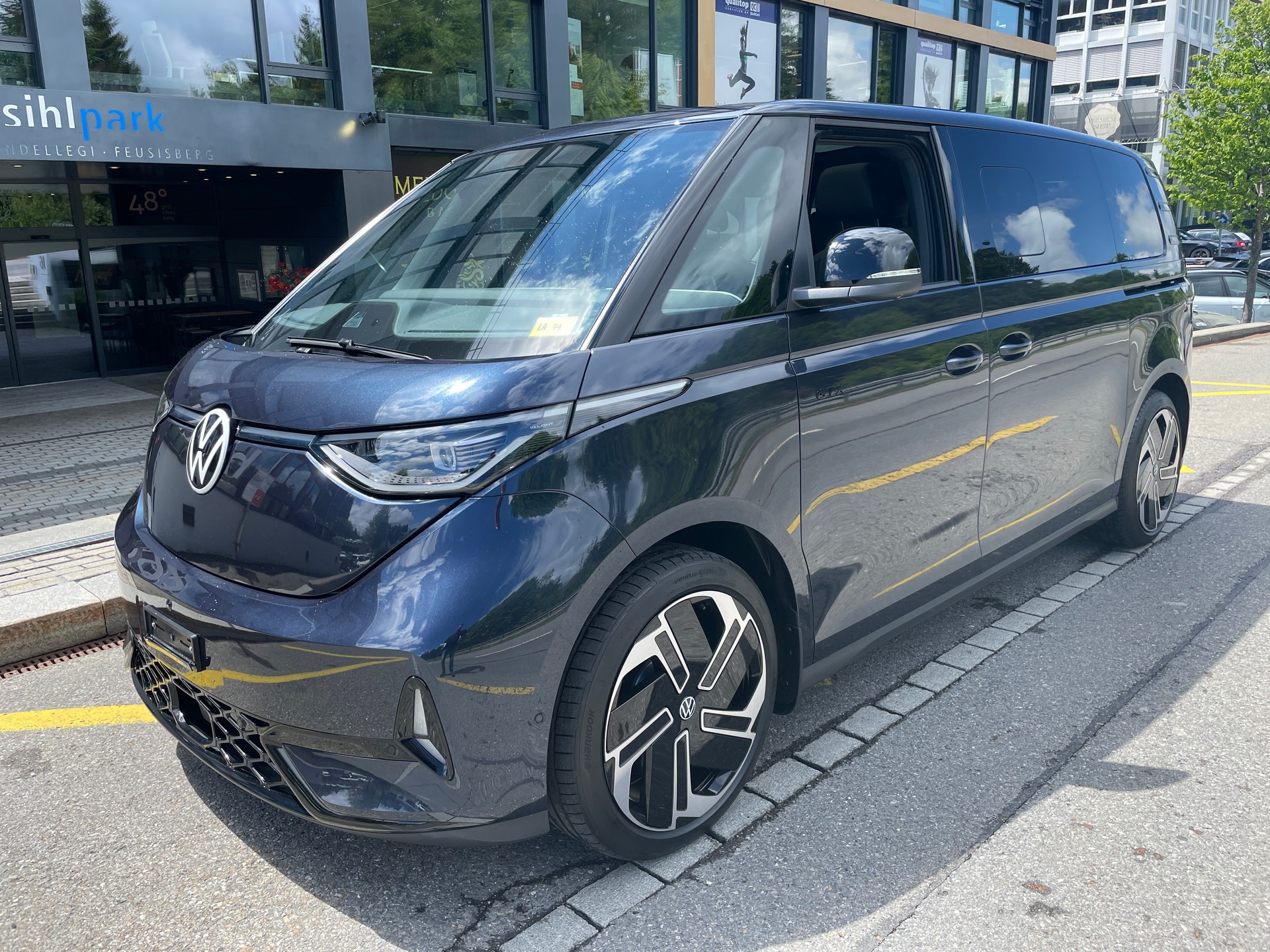VW ID.Buzz LWB GTX 4 Motion, 7-Sitzer mit AHK und Pano-Dach